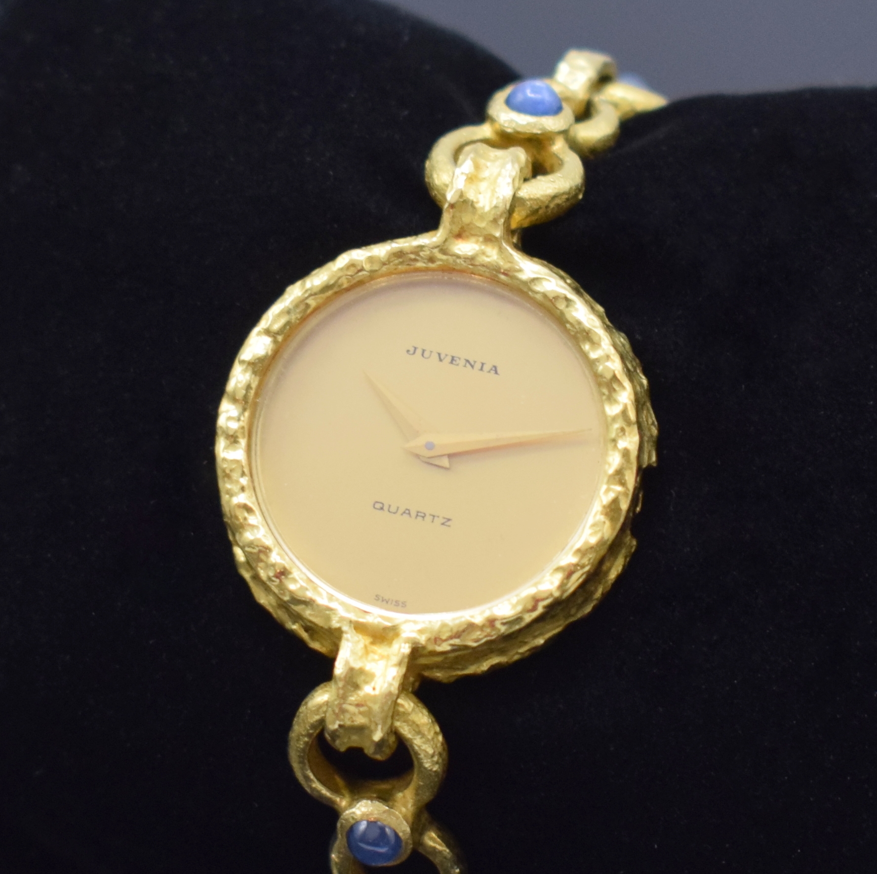 Detail a: JUVENIA ausgefallene Damenarmbanduhr in GG 750/000, Schweiz um 1975, quarz, Goldband teils m. Saphircabochons (verbödet), Boden aufgedr., ...