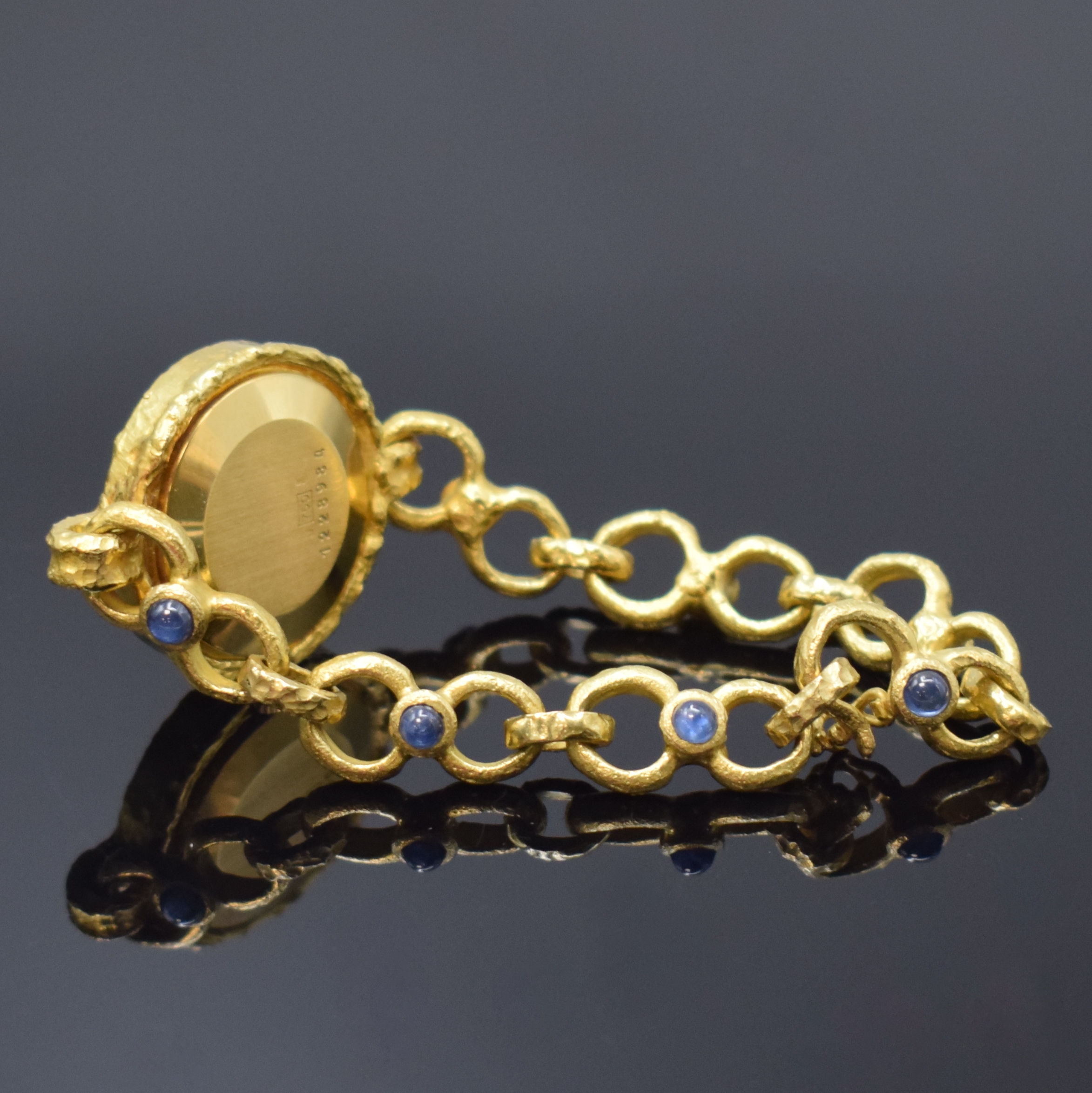 Detail b: JUVENIA ausgefallene Damenarmbanduhr in GG 750/000, Schweiz um 1975, quarz, Goldband teils m. Saphircabochons (verbödet), Boden aufgedr., ...