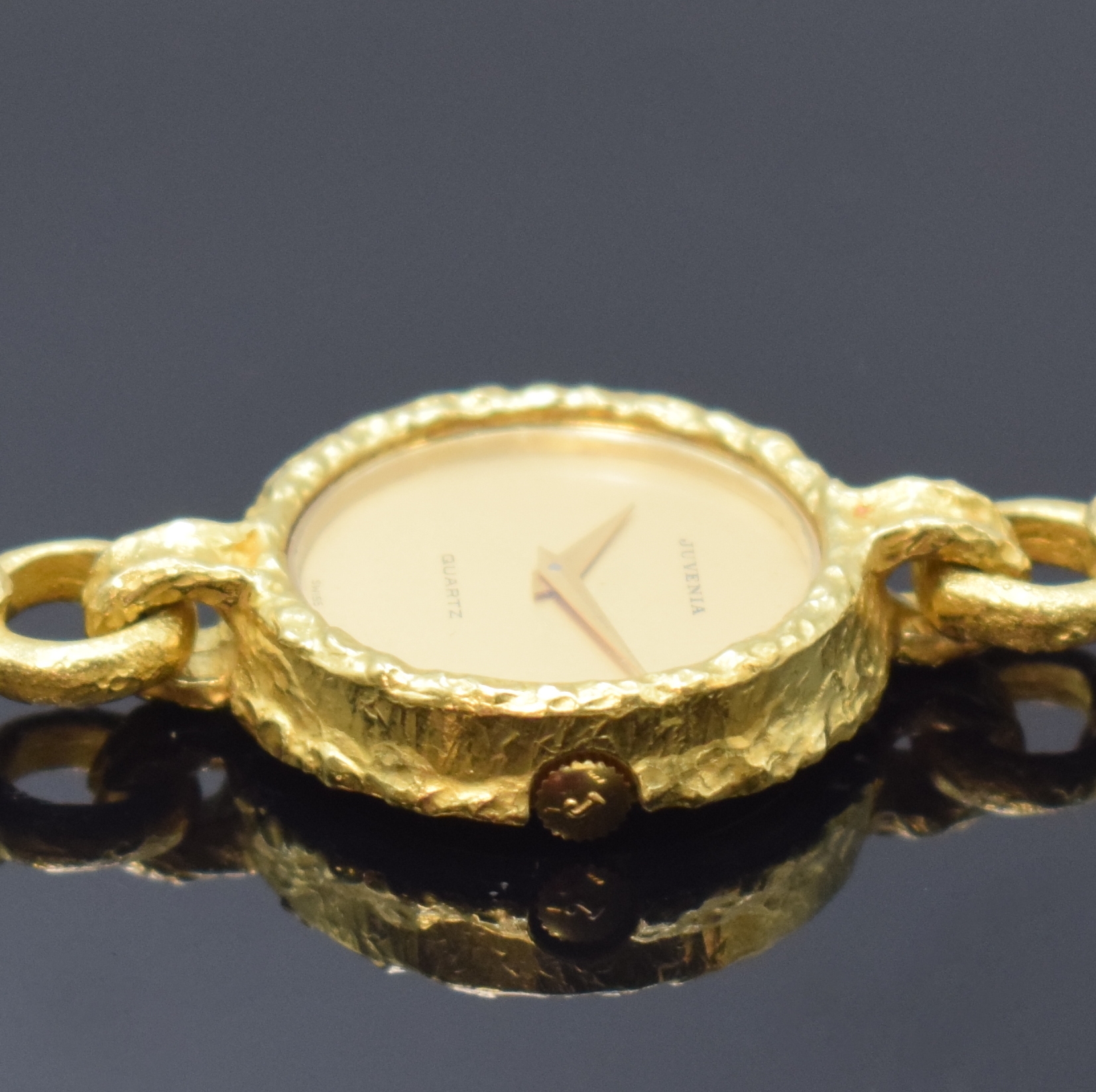 Detail c: JUVENIA ausgefallene Damenarmbanduhr in GG 750/000, Schweiz um 1975, quarz, Goldband teils m. Saphircabochons (verbödet), Boden aufgedr., ...
