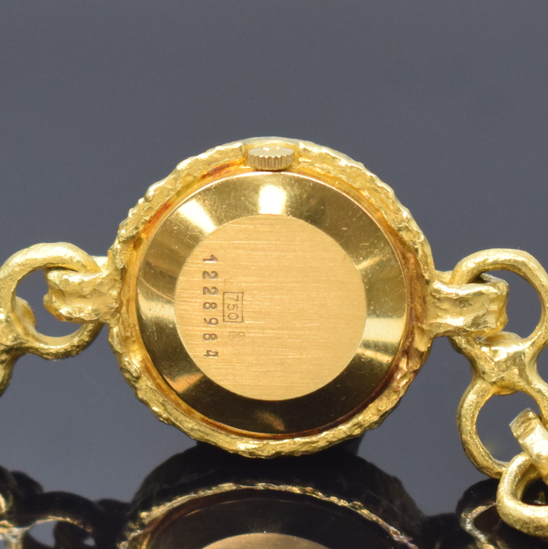 Detail d: JUVENIA ausgefallene Damenarmbanduhr in GG 750/000, Schweiz um 1975, quarz, Goldband teils m. Saphircabochons (verbödet), Boden aufgedr., ...