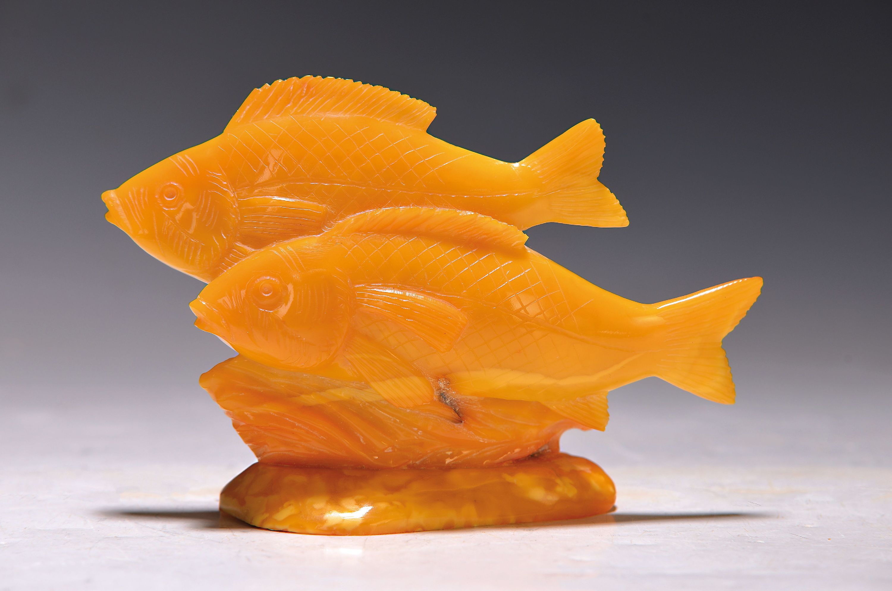 Alfred Schlegge, 1923 - 2015, Bernstein geschnitzt, Fischpaar, monogrammiert, ca. 9.5 x 13 cm
