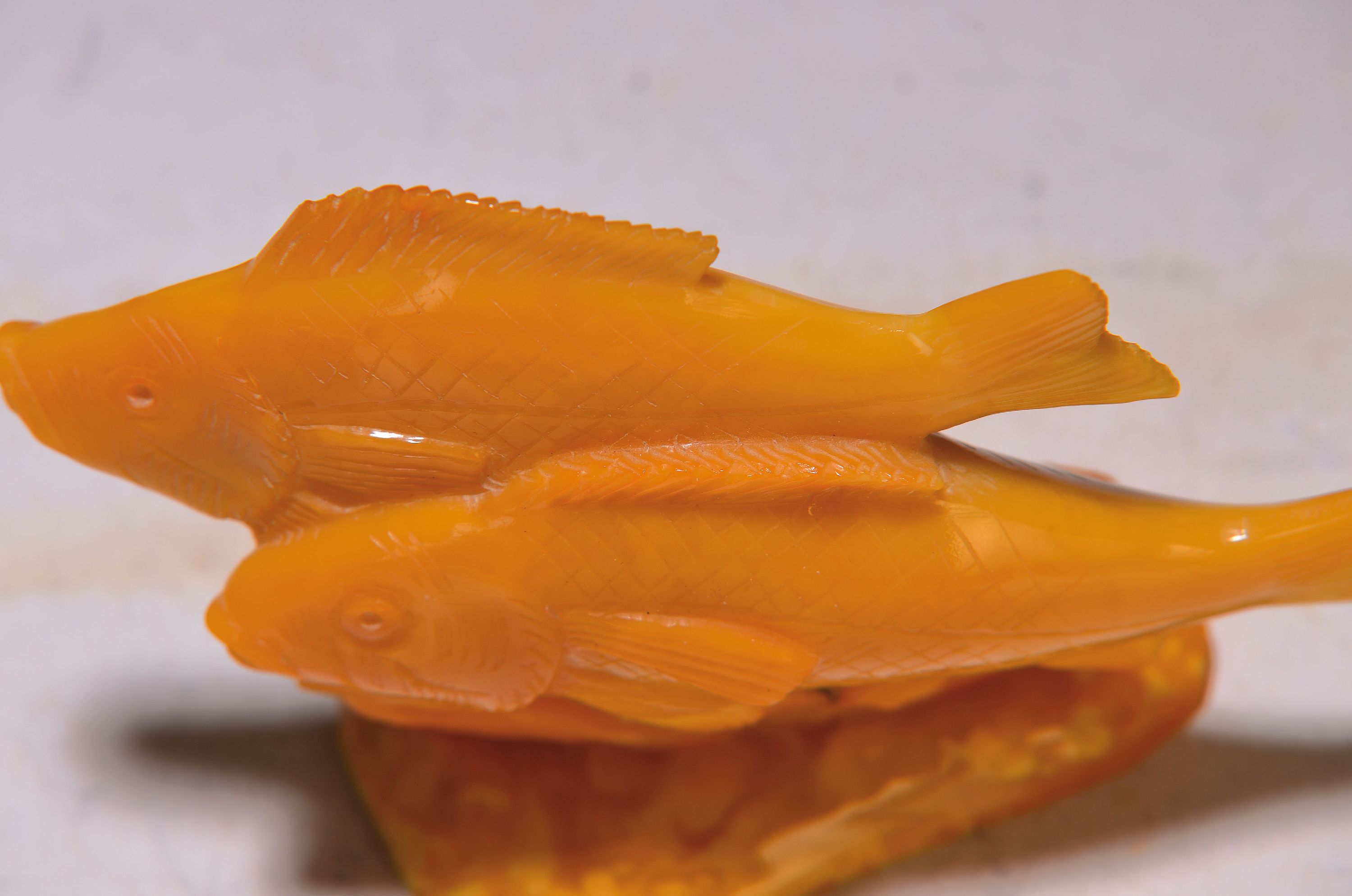 Detail a: Alfred Schlegge, 1923 - 2015, Bernstein geschnitzt, Fischpaar, monogrammiert, ca. 9.5 x 13 cm