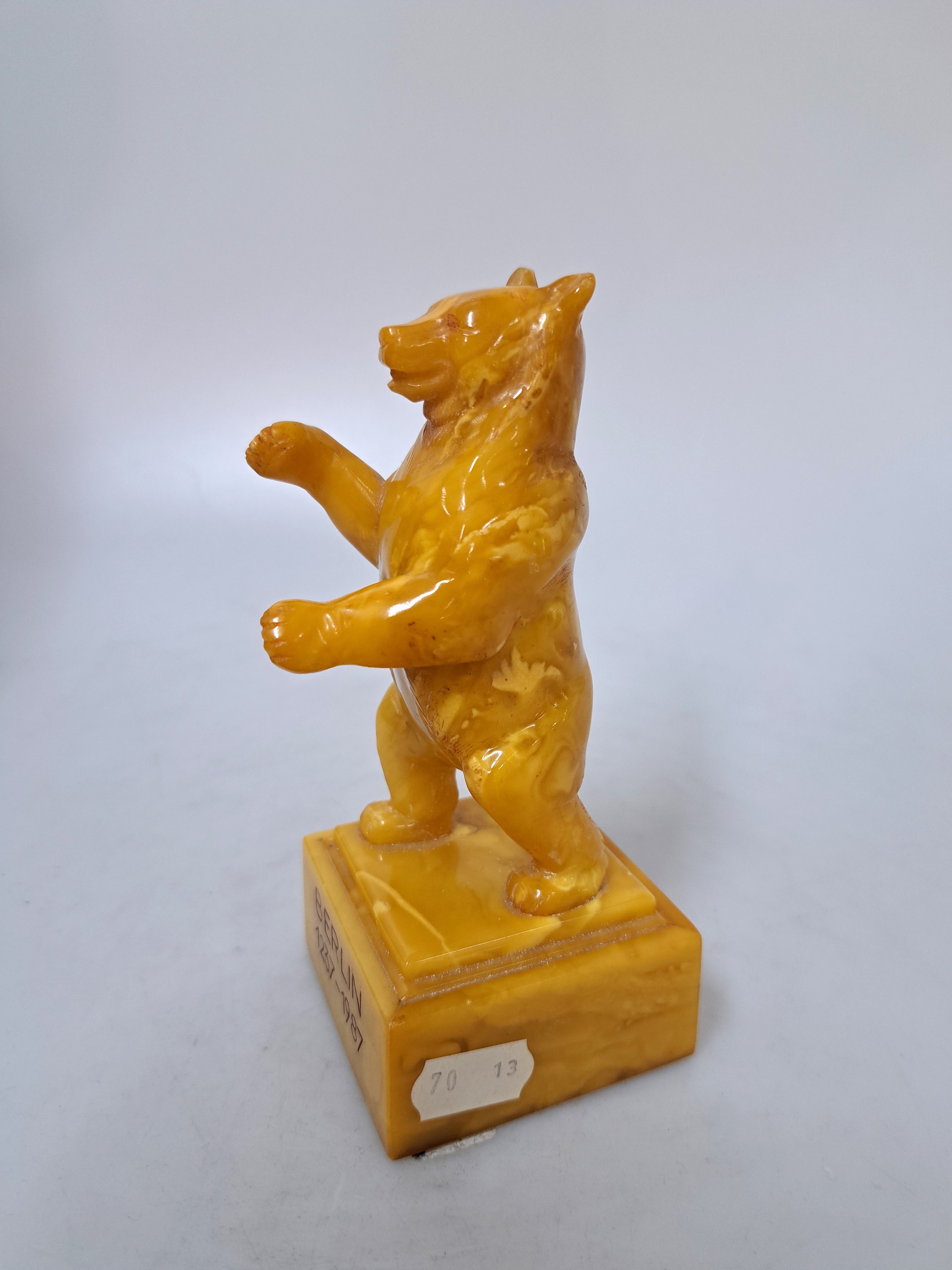 Detail a: Alfred Schlegge, 1923 - 2015, Berliner Bär, Bernstein geschnitzt, an einem Ohr rest., monogrammiert, H. ca. 14 cm