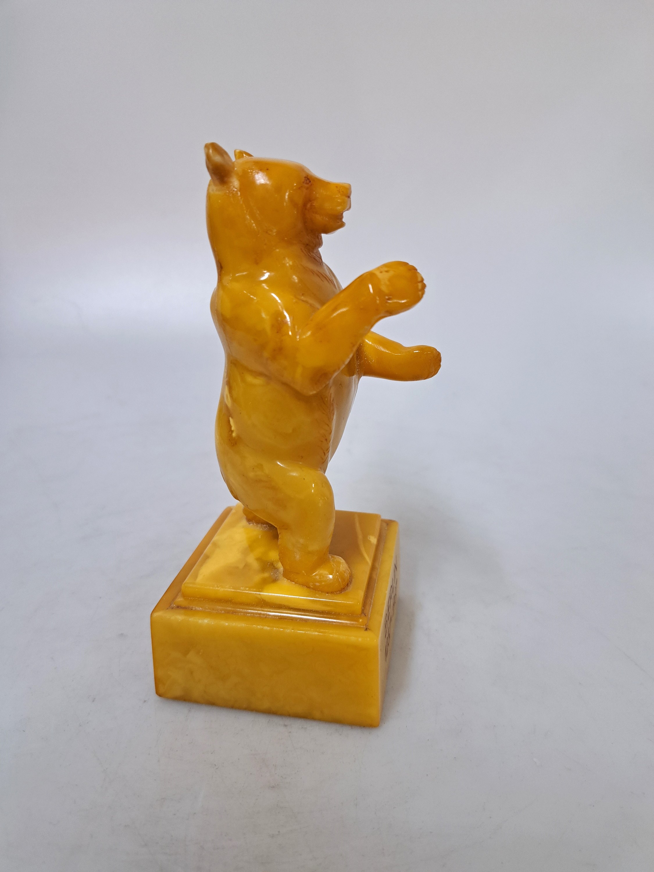 Detail b: Alfred Schlegge, 1923 - 2015, Berliner Bär, Bernstein geschnitzt, an einem Ohr rest., monogrammiert, H. ca. 14 cm