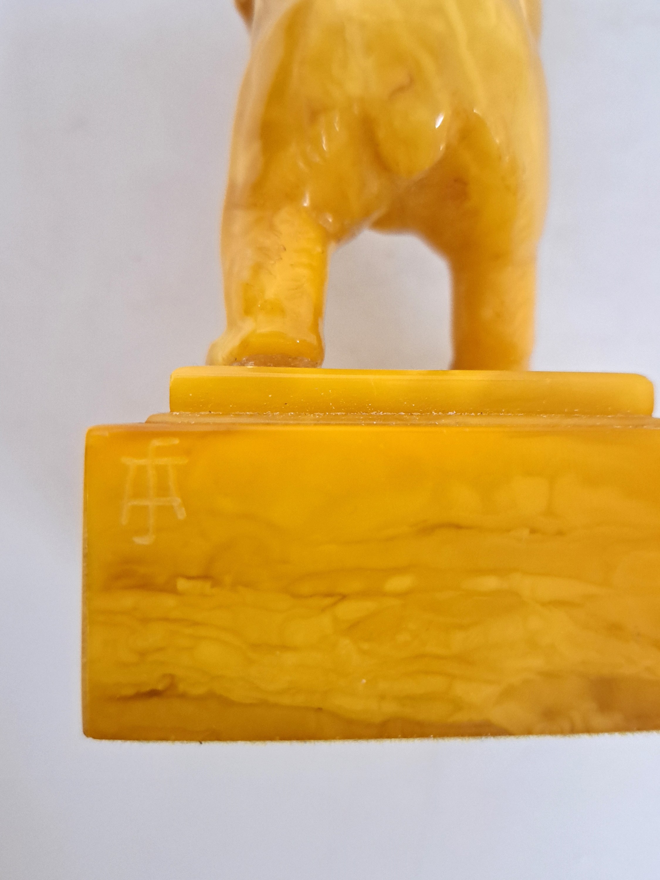 Detail d: Alfred Schlegge, 1923 - 2015, Berliner Bär, Bernstein geschnitzt, an einem Ohr rest., monogrammiert, H. ca. 14 cm
