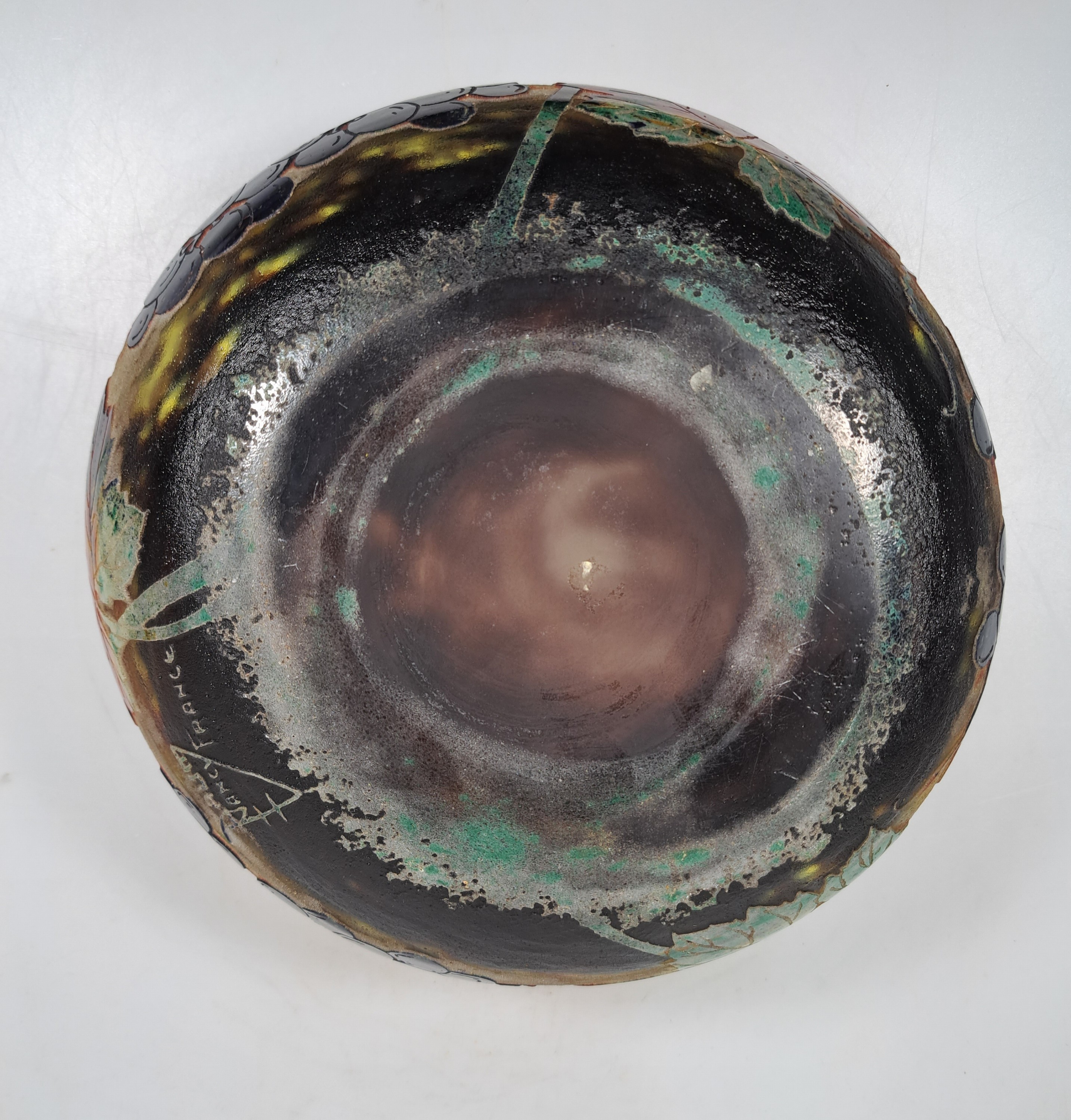 Detail b: Schale, Daum Nancy, um 1900, Vierpassform, farbloses Schichtglas mit gelben, orangefarbenen und lilafarbenen Ein- und Aufschmelzungen, ...