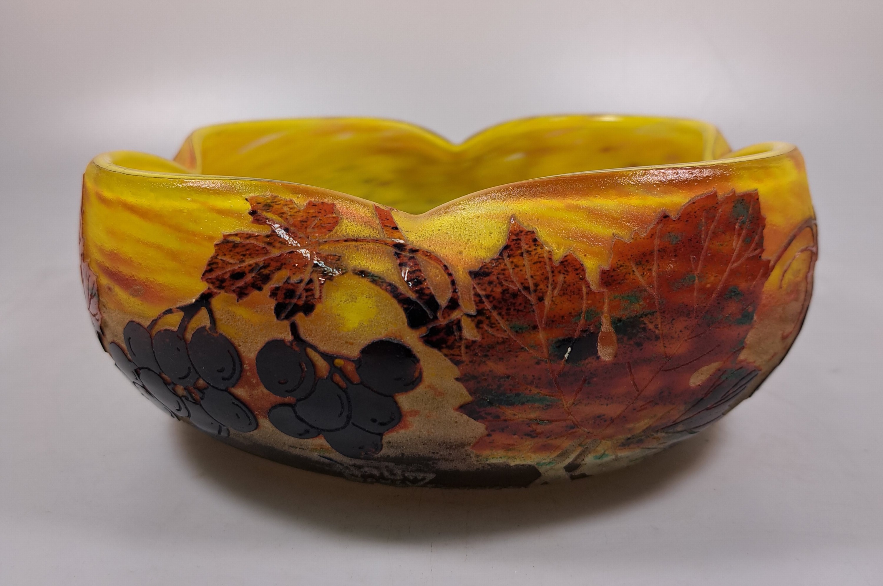 Detail d: Schale, Daum Nancy, um 1900, Vierpassform, farbloses Schichtglas mit gelben, orangefarbenen und lilafarbenen Ein- und Aufschmelzungen, ...