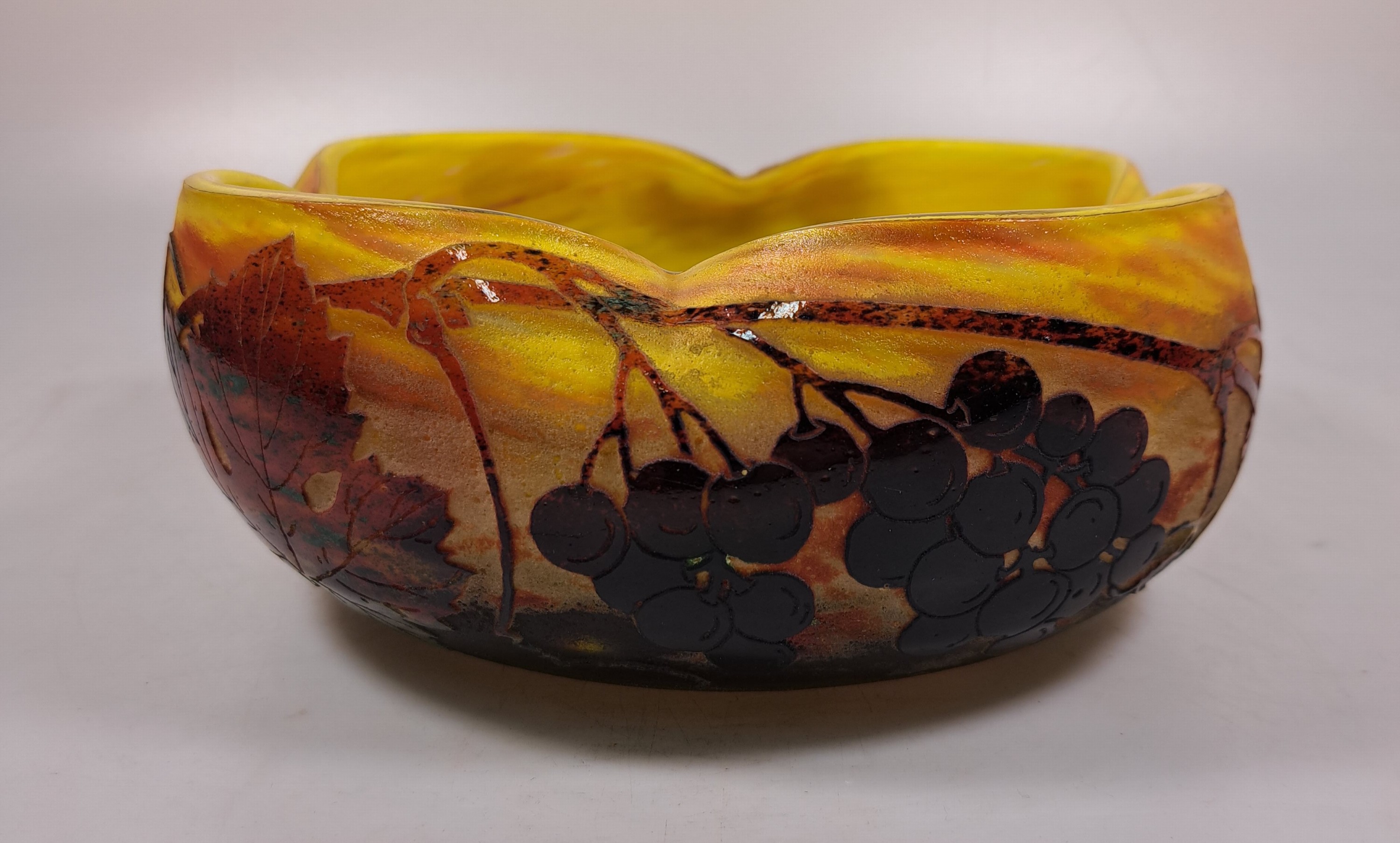 Detail f: Schale, Daum Nancy, um 1900, Vierpassform, farbloses Schichtglas mit gelben, orangefarbenen und lilafarbenen Ein- und Aufschmelzungen, ...