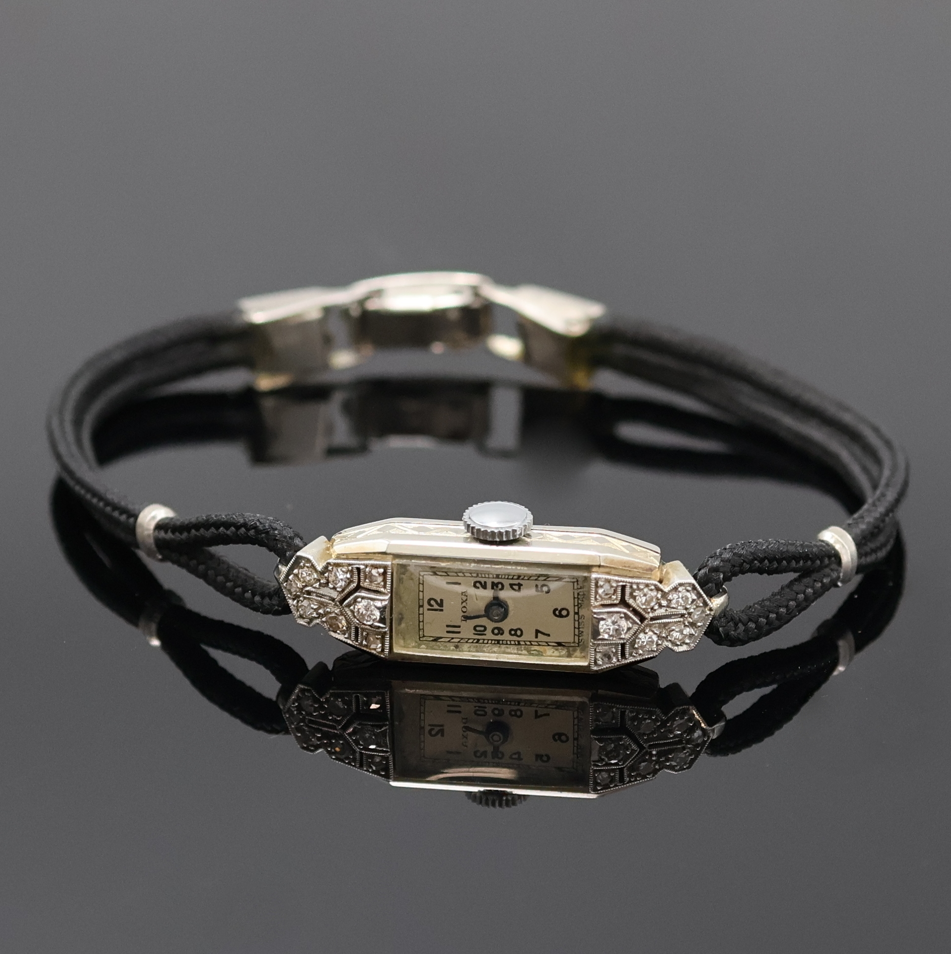 Doxa Art-Deco Damenarmbanduhr Schweiz um 1935, Handaufzug, Platingeh. m. Diamantbesatz,feine Millegriffverz., Scharnierboden, Stoffband, fleck. silb. ...