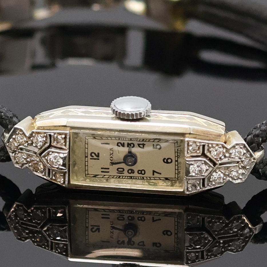 Detail a: Doxa Art-Deco Damenarmbanduhr Schweiz um 1935, Handaufzug, Platingeh. m. Diamantbesatz,feine Millegriffverz., Scharnierboden, Stoffband, fleck. silb. ...