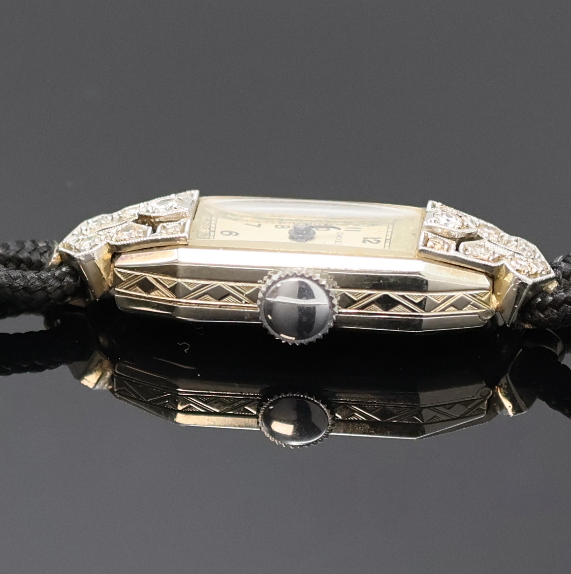 Detail c: Doxa Art-Deco Damenarmbanduhr Schweiz um 1935, Handaufzug, Platingeh. m. Diamantbesatz,feine Millegriffverz., Scharnierboden, Stoffband, fleck. silb. ...