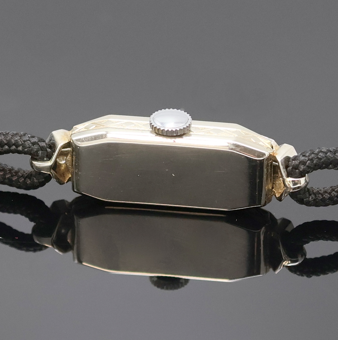 Detail d: Doxa Art-Deco Damenarmbanduhr Schweiz um 1935, Handaufzug, Platingeh. m. Diamantbesatz,feine Millegriffverz., Scharnierboden, Stoffband, fleck. silb. ...