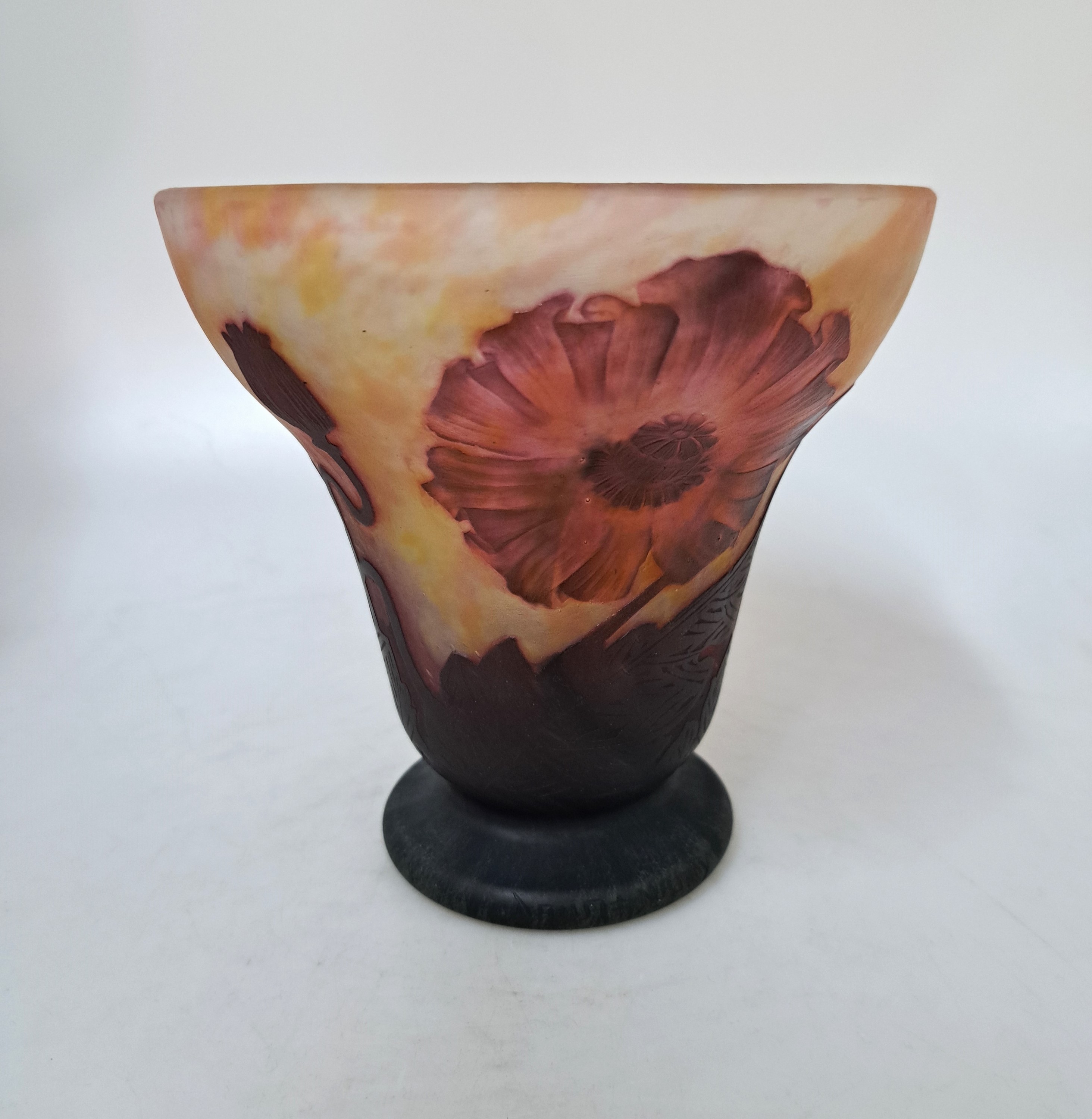 Detail a: Vase mit Mohnblumen, Daum Nancy, um, 1914, farbloses Glas, mit gelben und rosefarbenen Einpuderungen, roter Überfang, Säure mattiert, am Rand des ...