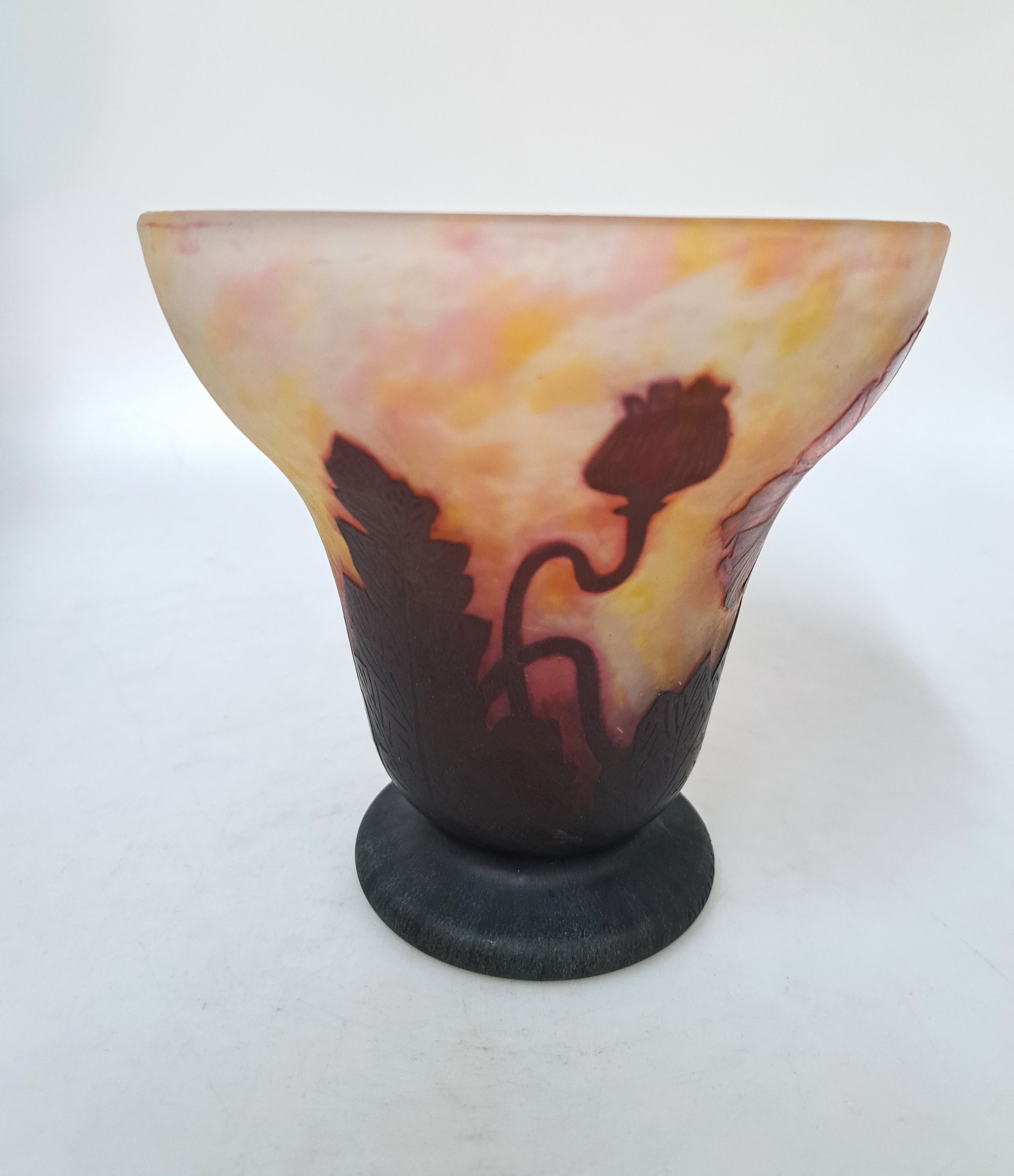 Detail b: Vase mit Mohnblumen, Daum Nancy, um, 1914, farbloses Glas, mit gelben und rosefarbenen Einpuderungen, roter Überfang, Säure mattiert, am Rand des ...