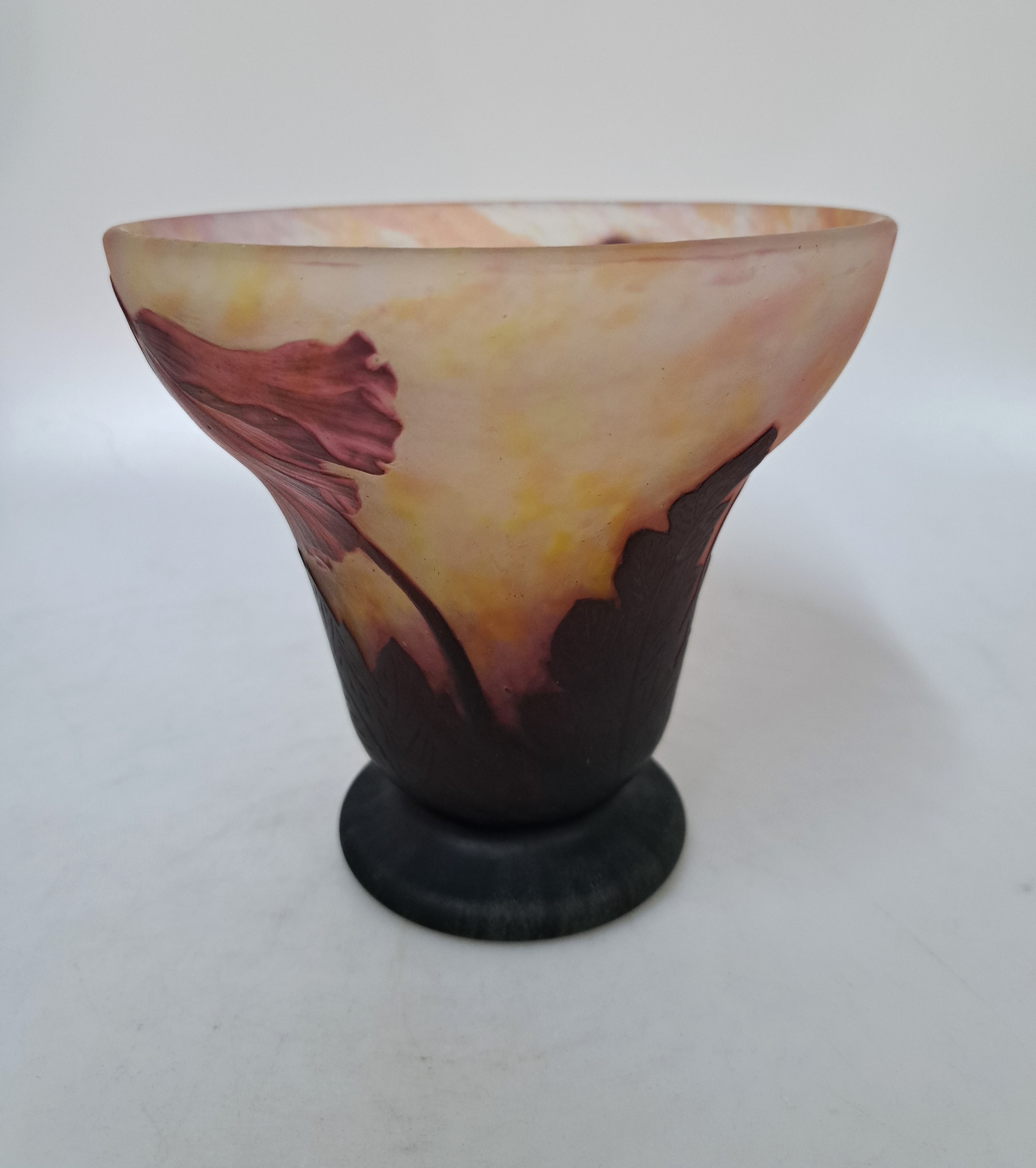 Detail c: Vase mit Mohnblumen, Daum Nancy, um, 1914, farbloses Glas, mit gelben und rosefarbenen Einpuderungen, roter Überfang, Säure mattiert, am Rand des ...