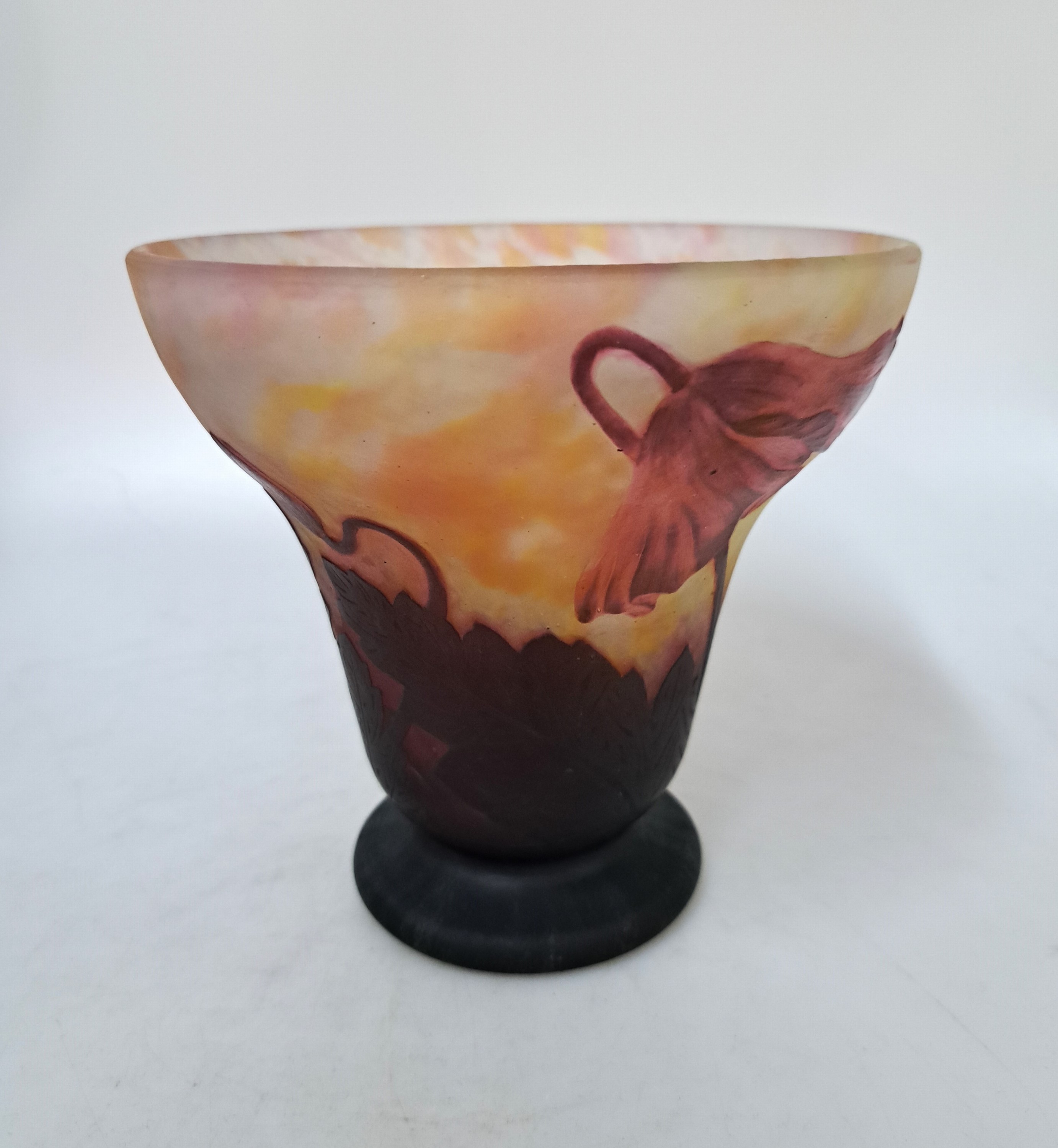 Detail d: Vase mit Mohnblumen, Daum Nancy, um, 1914, farbloses Glas, mit gelben und rosefarbenen Einpuderungen, roter Überfang, Säure mattiert, am Rand des ...