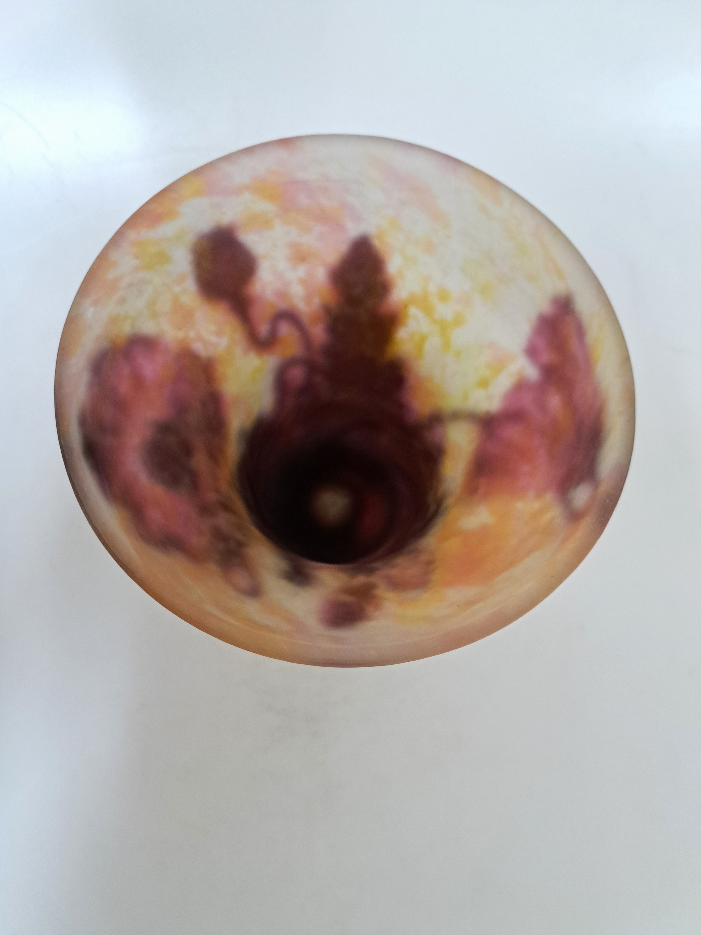 Detail e: Vase mit Mohnblumen, Daum Nancy, um, 1914, farbloses Glas, mit gelben und rosefarbenen Einpuderungen, roter Überfang, Säure mattiert, am Rand des ...