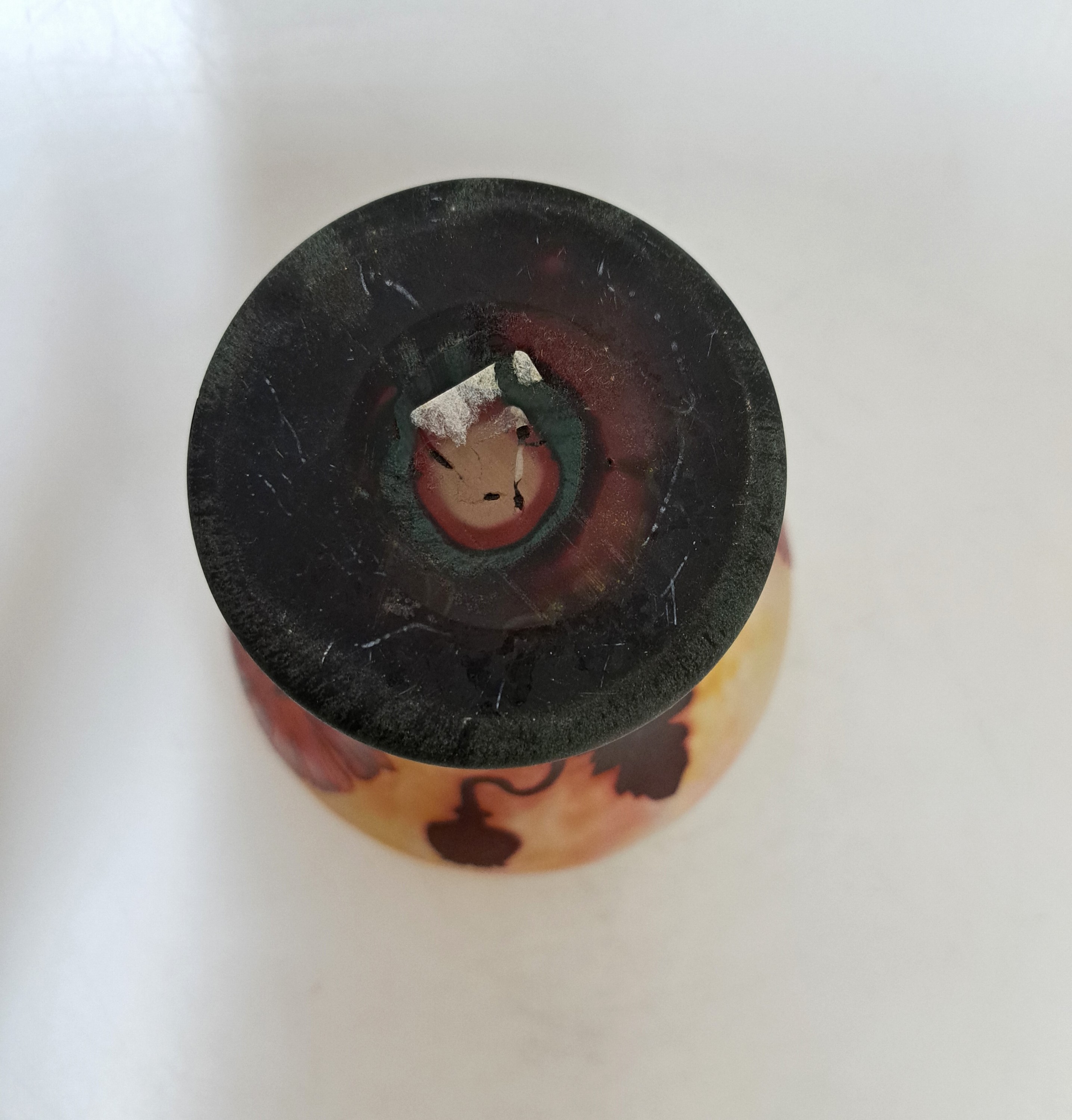 Detail f: Vase mit Mohnblumen, Daum Nancy, um, 1914, farbloses Glas, mit gelben und rosefarbenen Einpuderungen, roter Überfang, Säure mattiert, am Rand des ...
