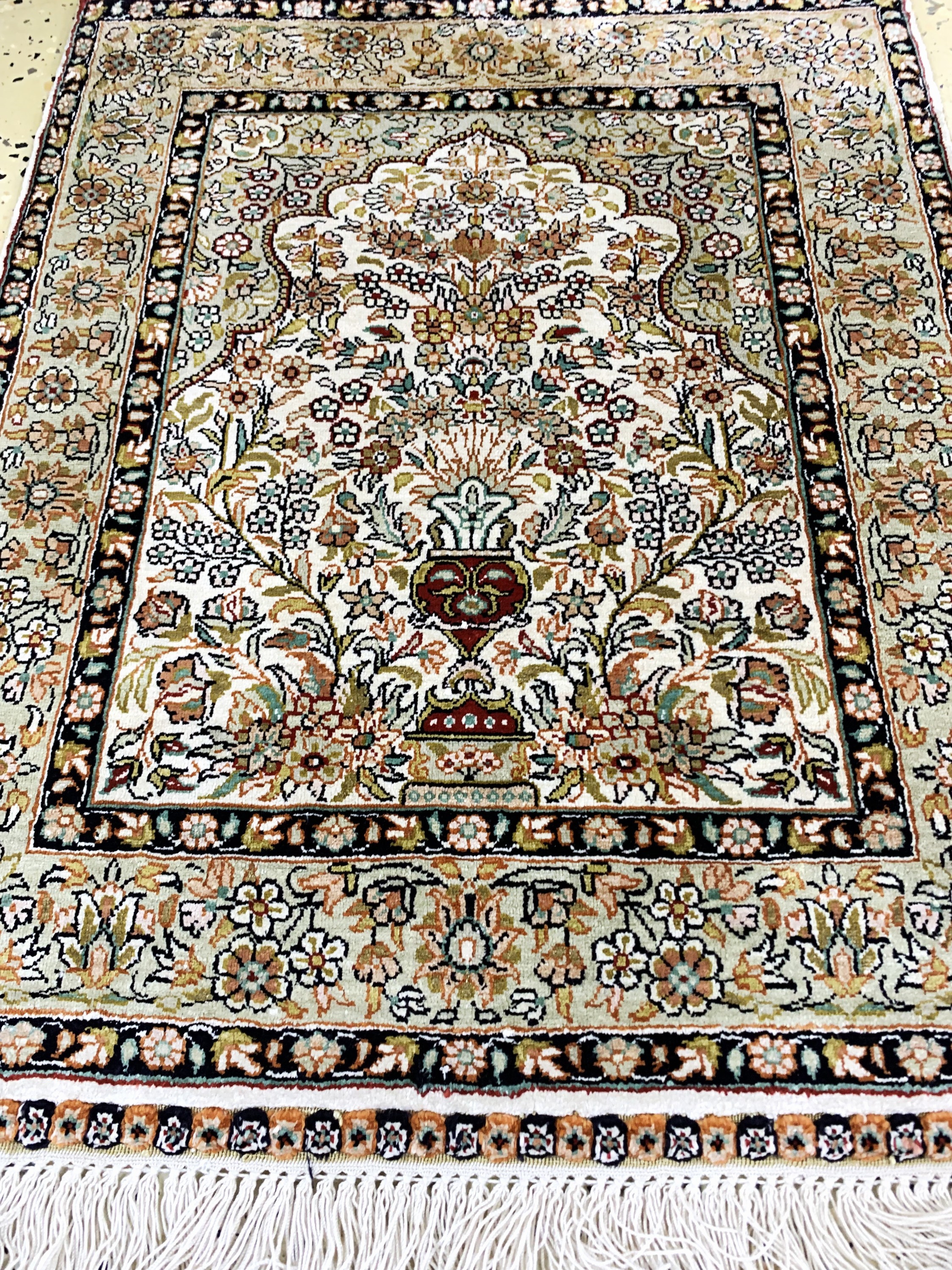 Detail c: Ein paar Seiden Hereke, China, Ende 20.Jhd, reine Naturseide, ca. 61 x 46 cm, EHZ:2