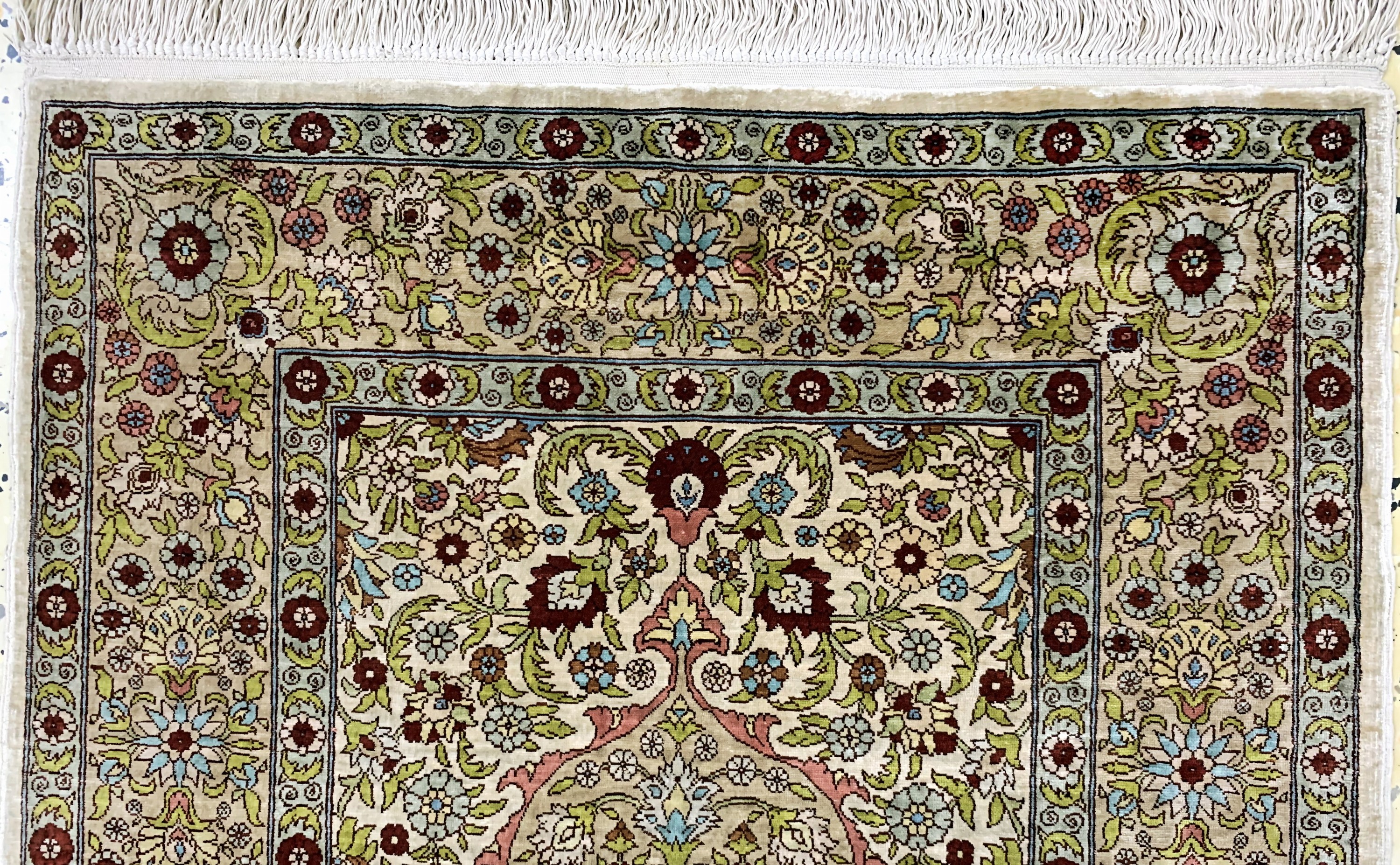 Detail a: Hereke Seide fein, Türkei, Mitte 20.Jhd, reine Naturseide, ca. 95 x 62 cm, EHZ: 2(Verschmutzt)