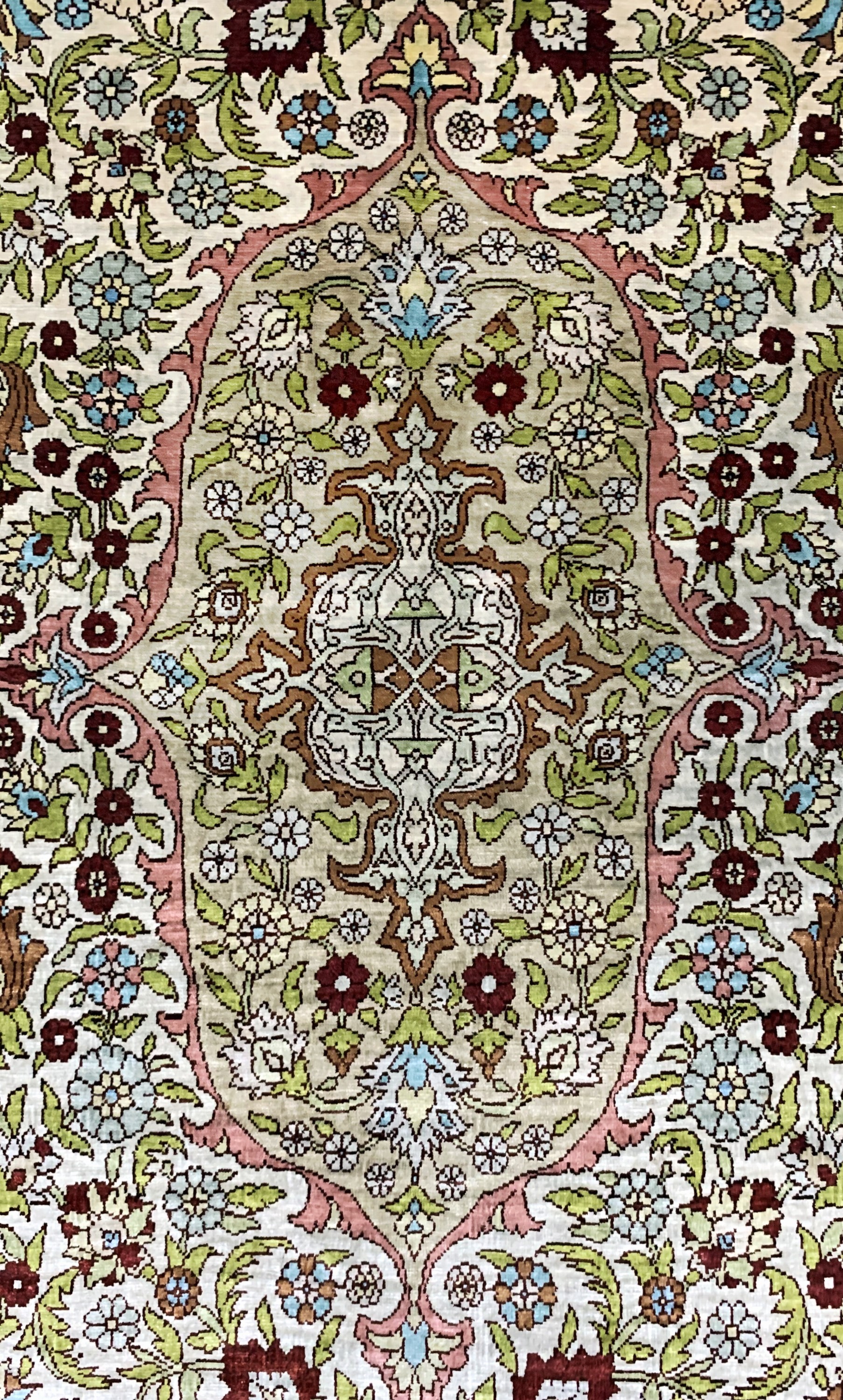 Detail b: Hereke Seide fein, Türkei, Mitte 20.Jhd, reine Naturseide, ca. 95 x 62 cm, EHZ: 2(Verschmutzt)