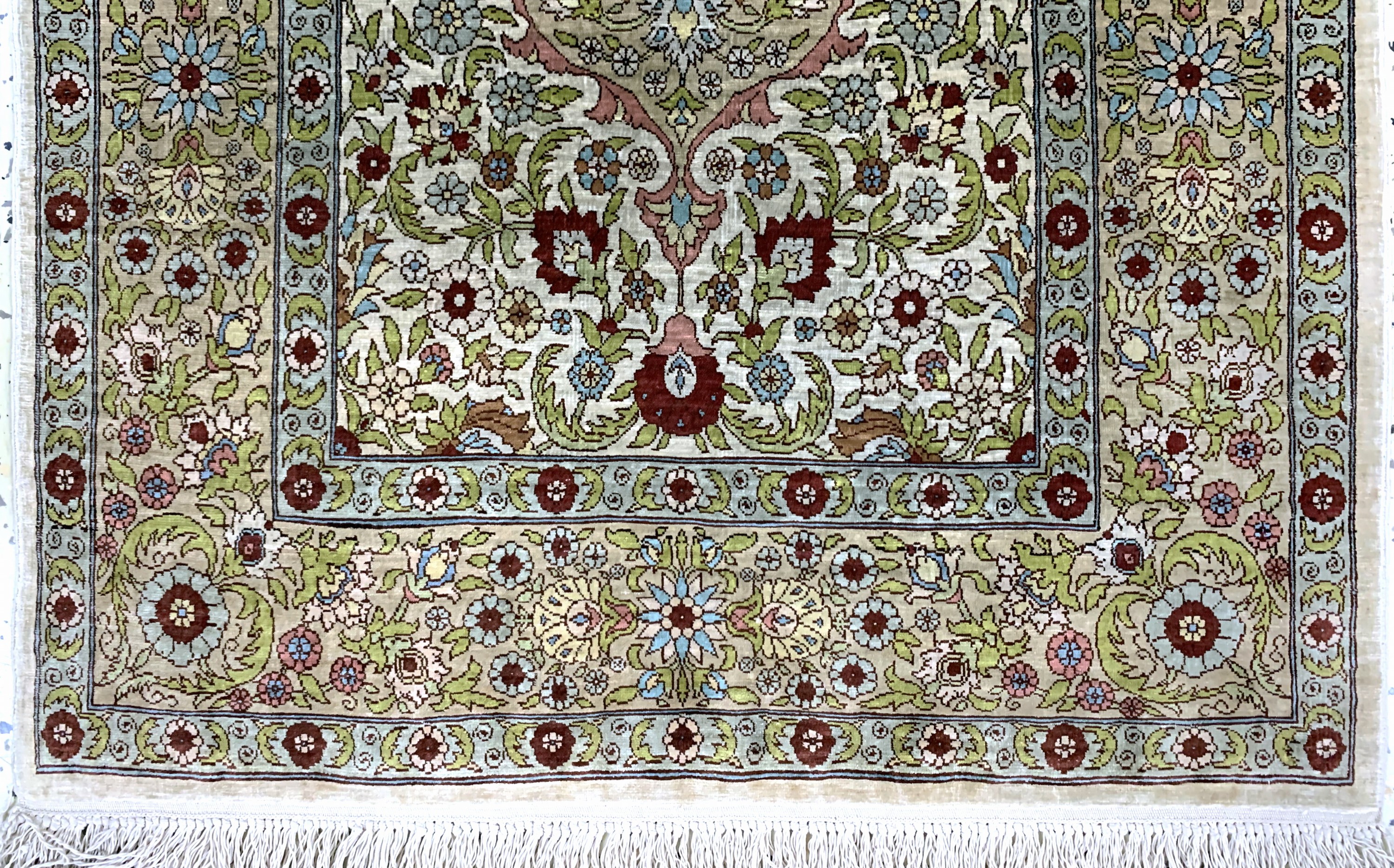 Detail c: Hereke Seide fein, Türkei, Mitte 20.Jhd, reine Naturseide, ca. 95 x 62 cm, EHZ: 2(Verschmutzt)