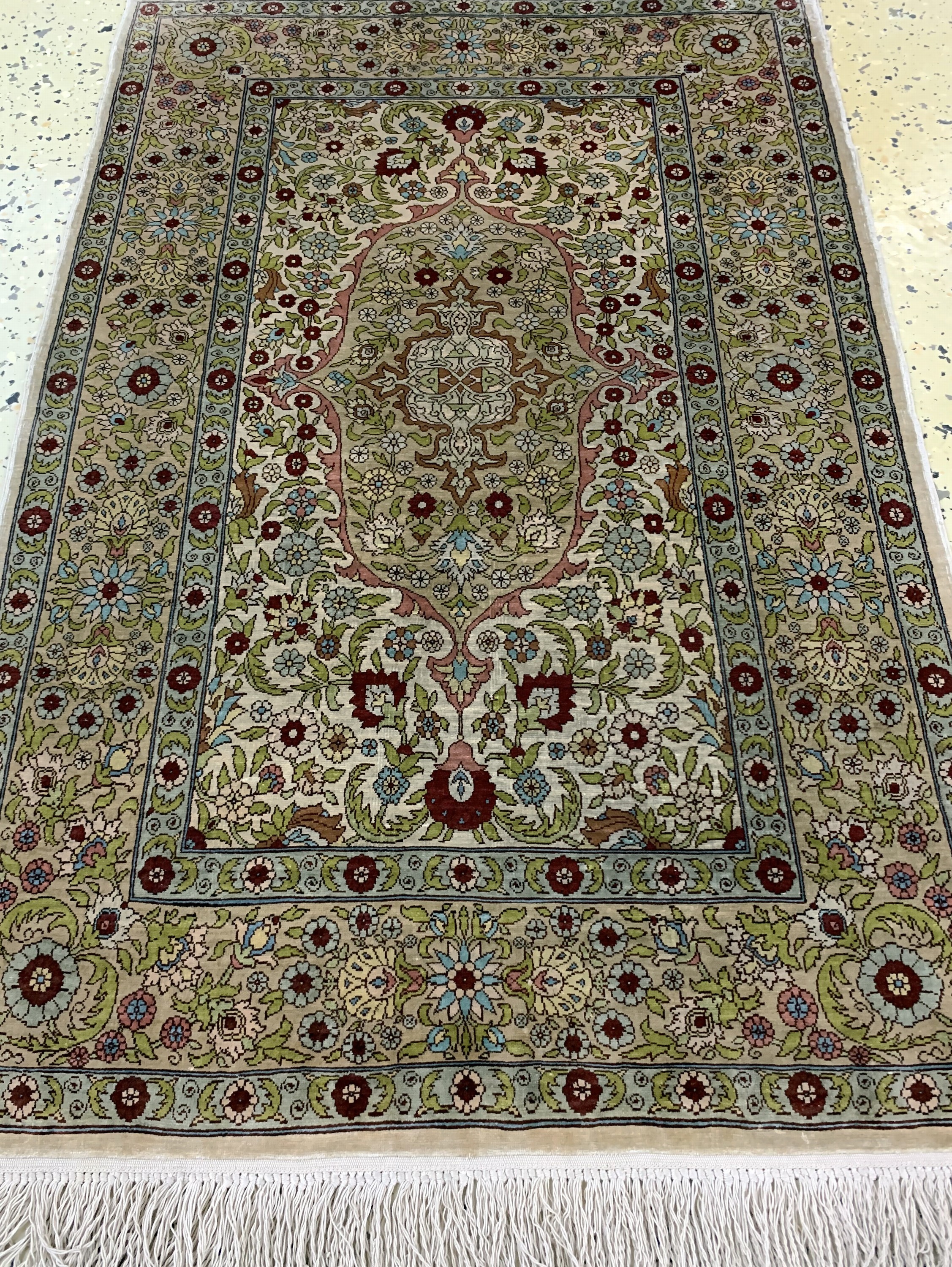 Detail d: Hereke Seide fein, Türkei, Mitte 20.Jhd, reine Naturseide, ca. 95 x 62 cm, EHZ: 2(Verschmutzt)