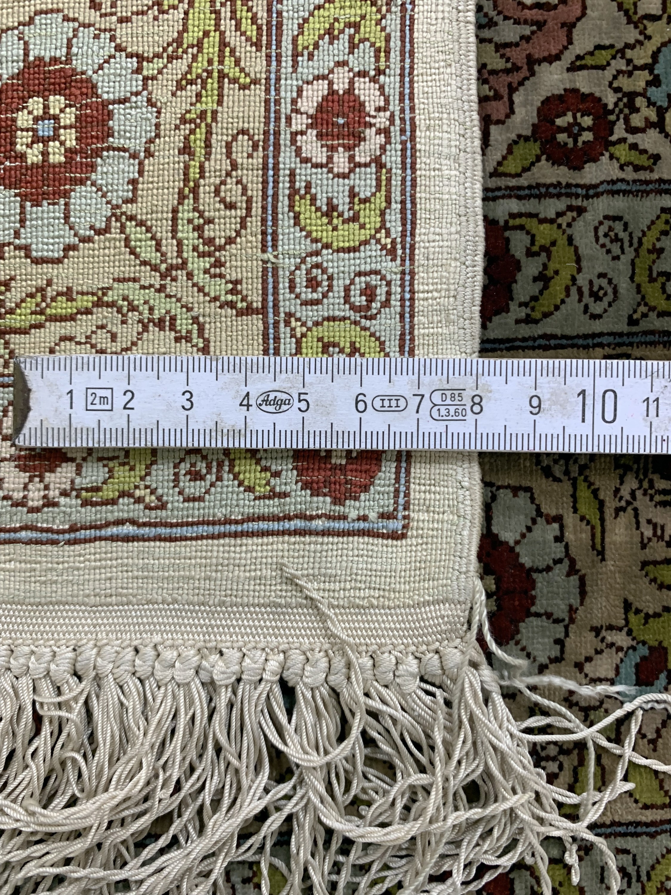 Detail e: Hereke Seide fein, Türkei, Mitte 20.Jhd, reine Naturseide, ca. 95 x 62 cm, EHZ: 2(Verschmutzt)