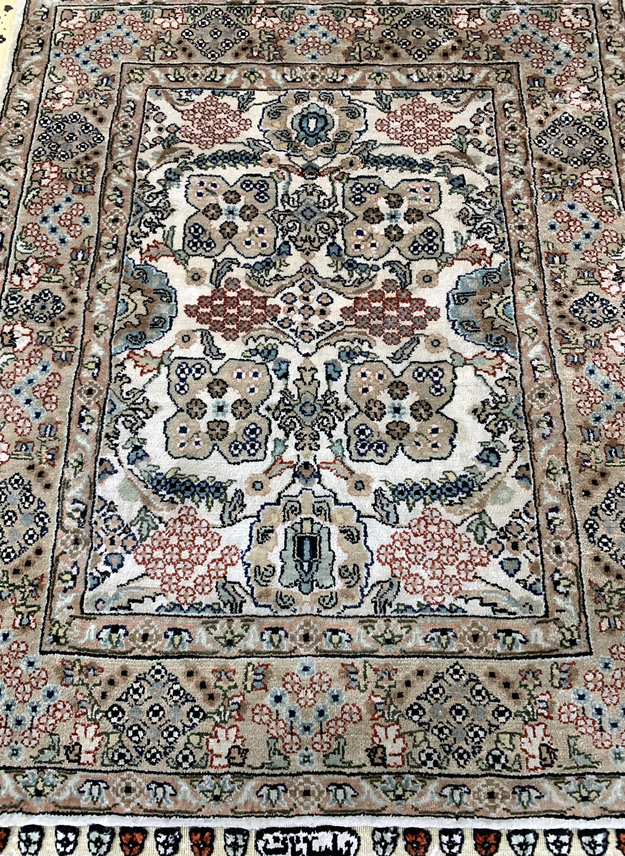 Detail c: Ein paar Seiden Hereke, China, Ende 20.Jhd,reine Naturseide, ca. 95 x 63 cm & ca. 63 x 48 cm, EHZ: 2