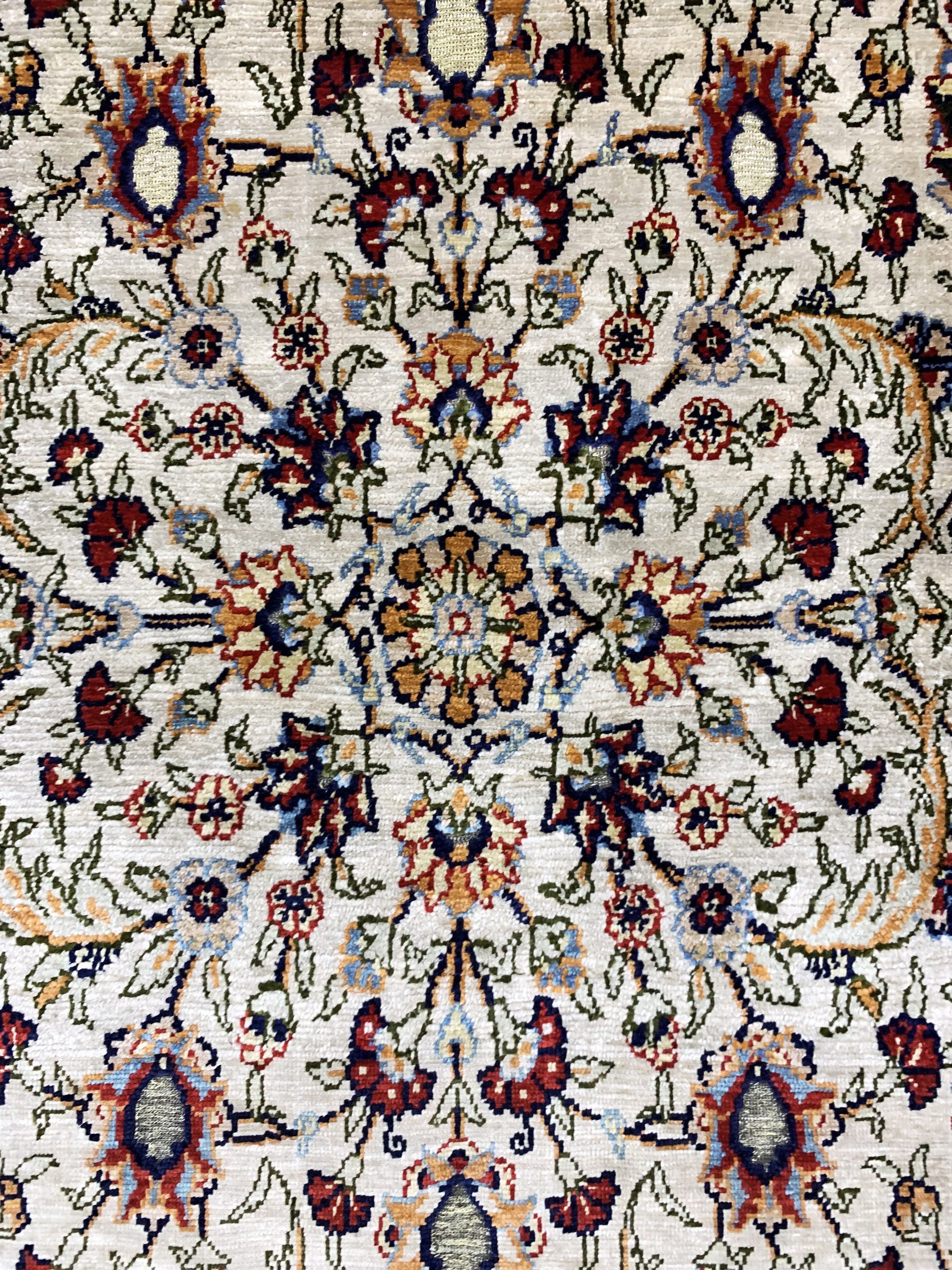 Detail b: Hereke Seide signiert, Türkei, Mitte 20.Jhd, reine Naturseide"Metallbroschiert", ca. 105 x 67 cm, EHZ: 2