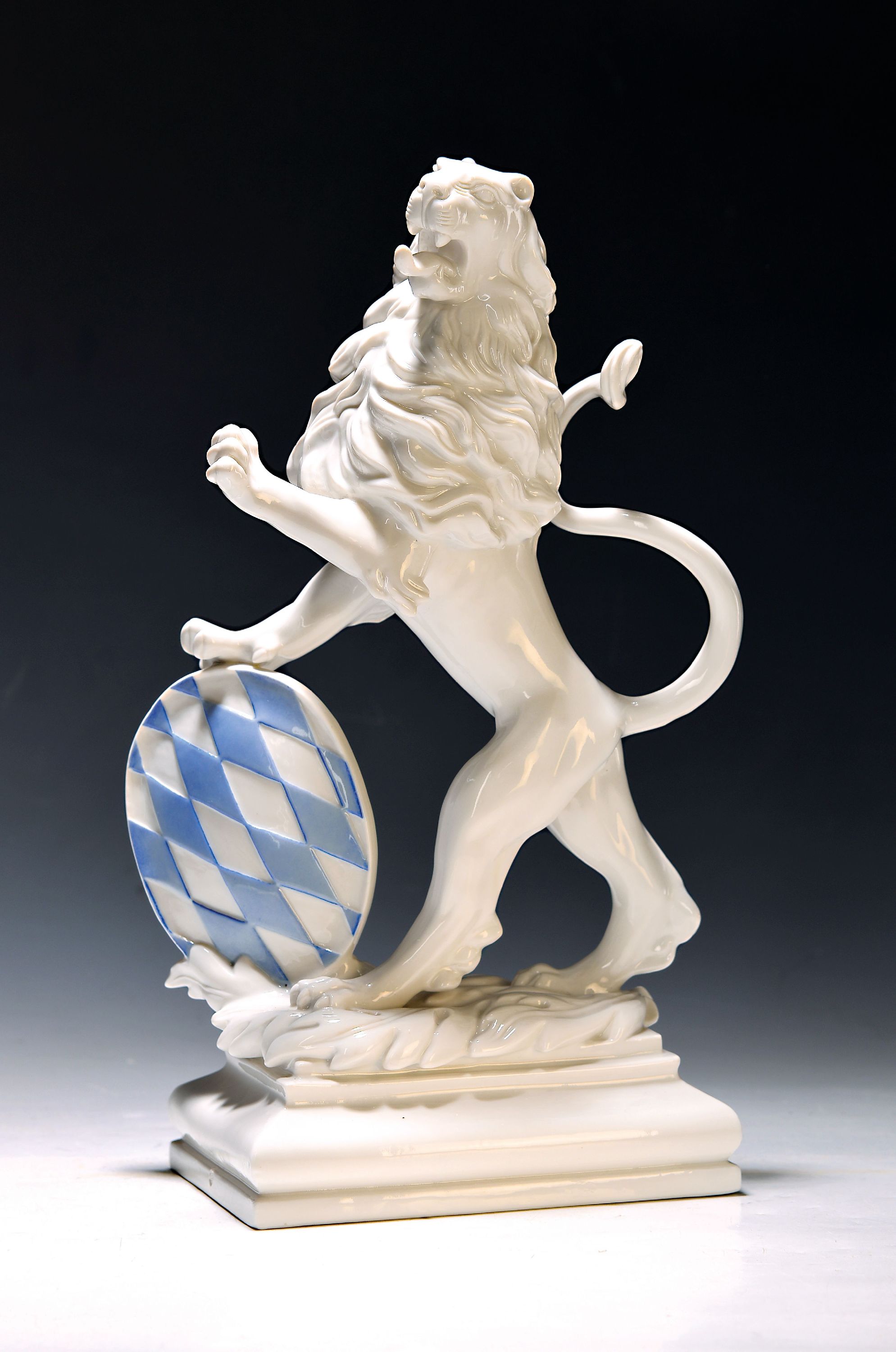 Großer stehender bayerischer Löwe, Nymphenburg, Entwurf E.A. Rauch, erste Hälfte 20. Jh., Porzellan, H. ca. 35 cm