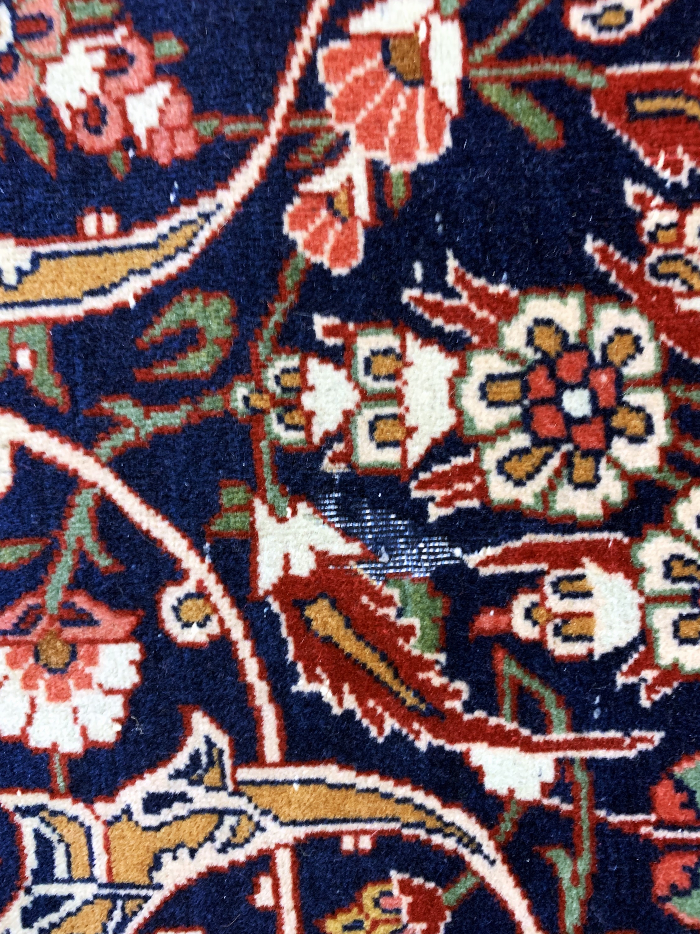 Detail e: Keschan Kork fein, Persien, Anfang 20.Jhd, Korkwolle auf Baumwolle, ca. 206 x 135 cm, Mottenfraß, EHZ: 2(gereinigt)