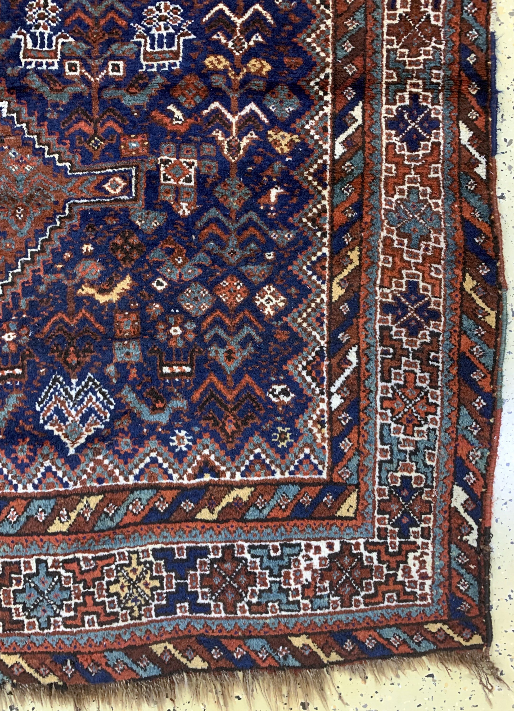 Detail a: Khamseh alt, Persien, Anfang 20.Jhd, Wolle auf Wolle, ca. 185 x 160 cm, Mottenfraß, EHZ: 3