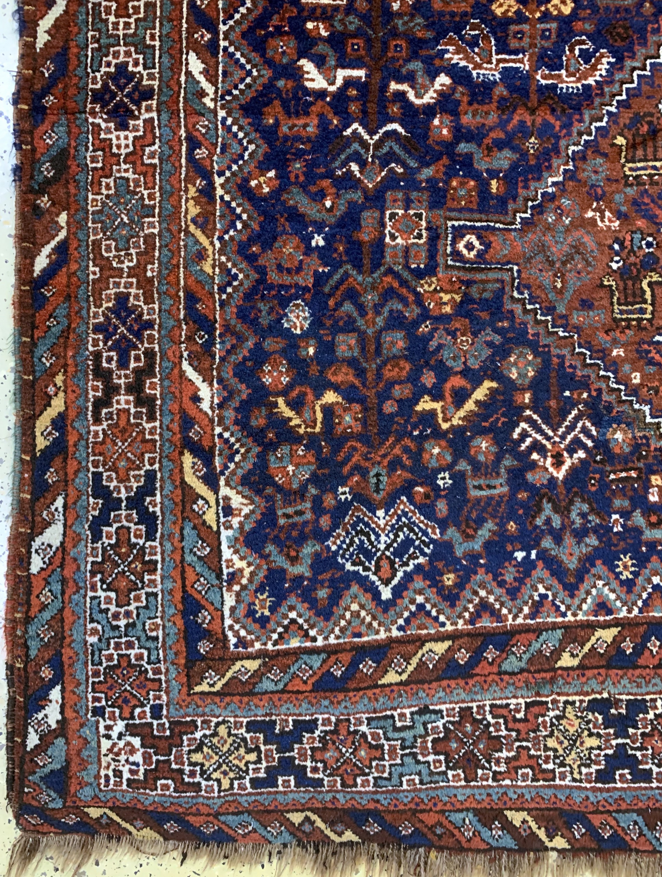 Detail b: Khamseh alt, Persien, Anfang 20.Jhd, Wolle auf Wolle, ca. 185 x 160 cm, Mottenfraß, EHZ: 3