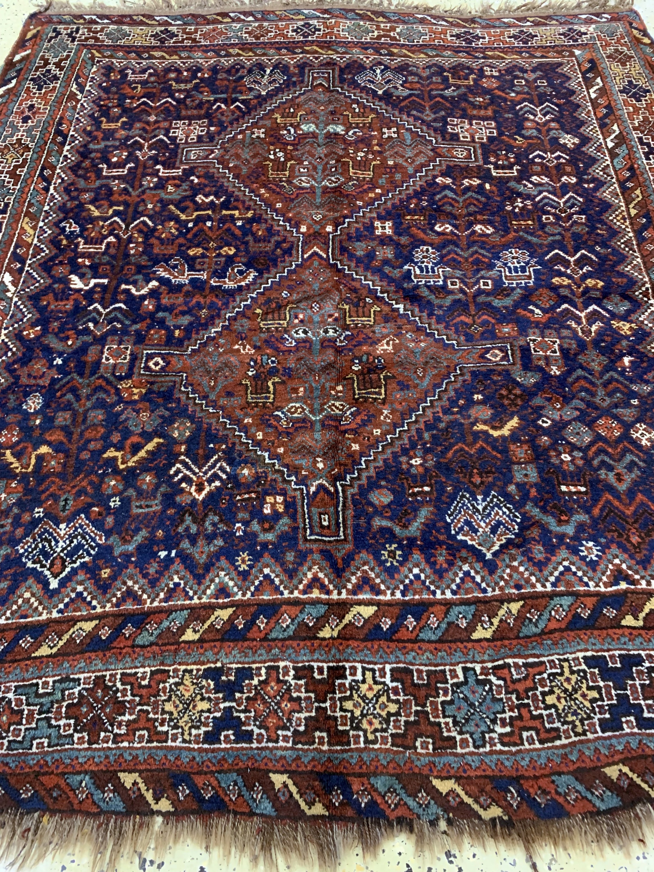 Detail e: Khamseh alt, Persien, Anfang 20.Jhd, Wolle auf Wolle, ca. 185 x 160 cm, Mottenfraß, EHZ: 3