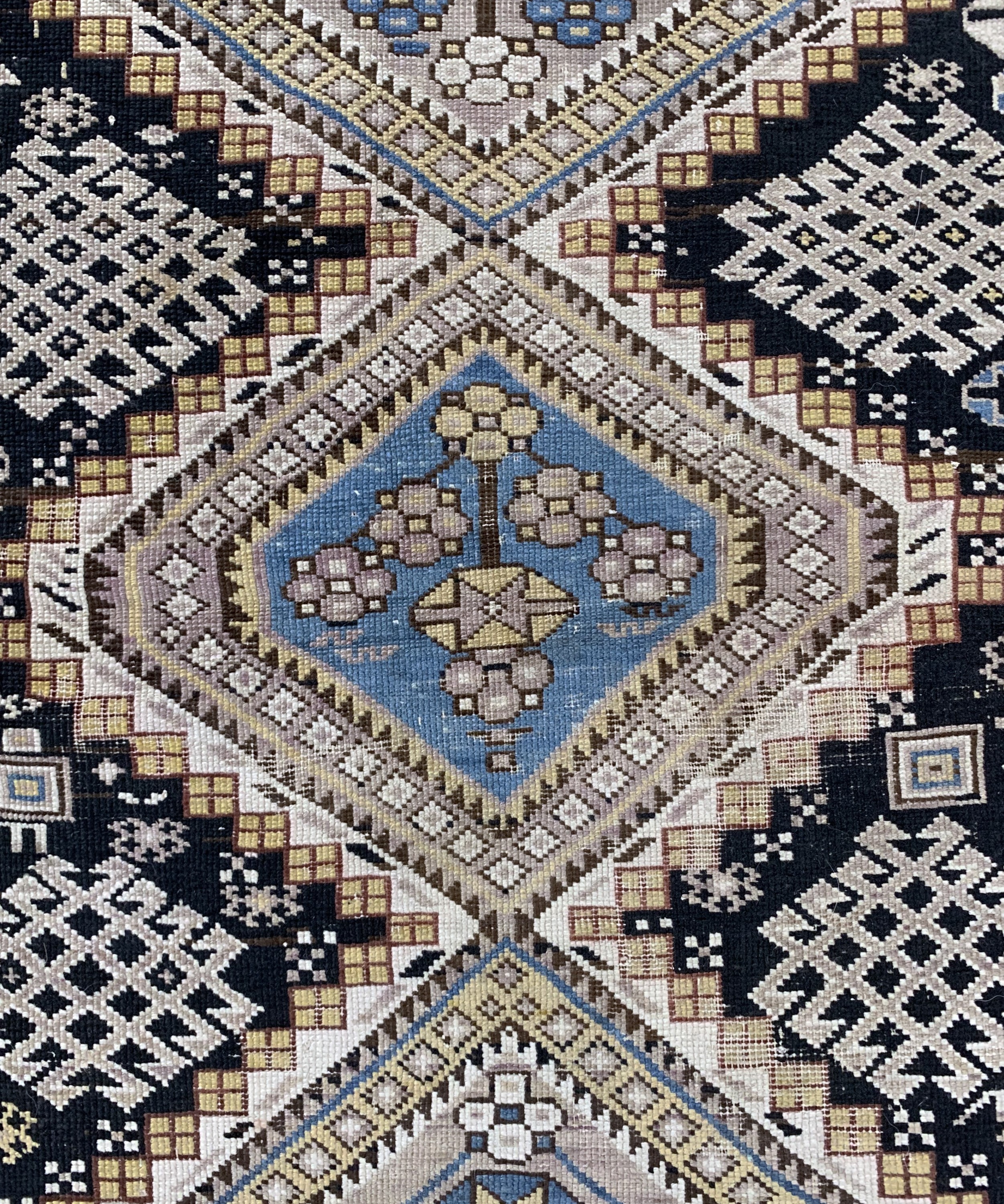 Detail b: Schirwan antik, Kaukasus, 19.Jhd, Wolle aufWolle, ca. 145 x 115 cm, EHZ: 4