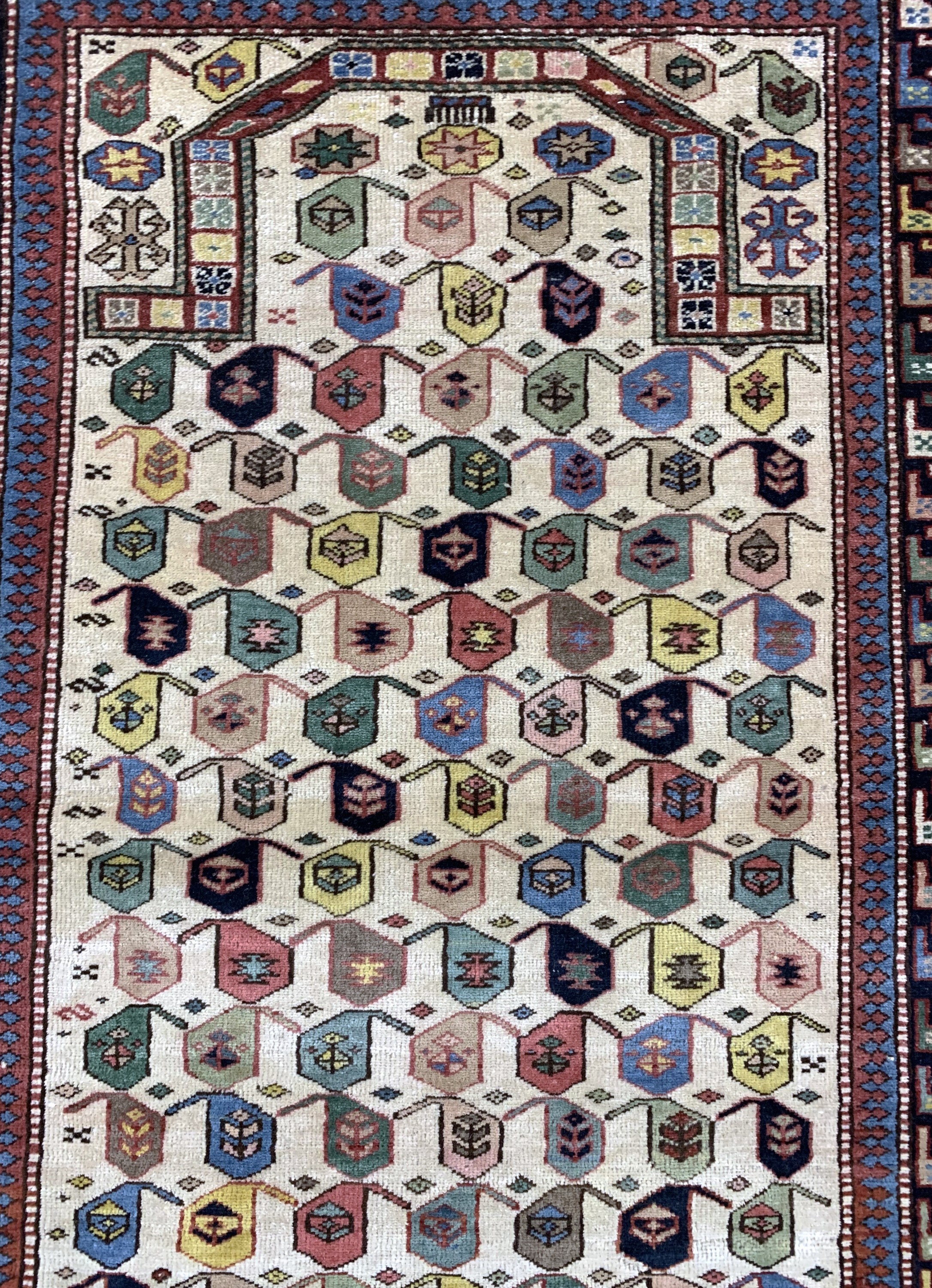 Detail b: Schirwan"Gebetsteppich", Kaukasus, um 1900,Wolle auf Wolle, ca. 150 x 105 cm, EHZ: 3-4