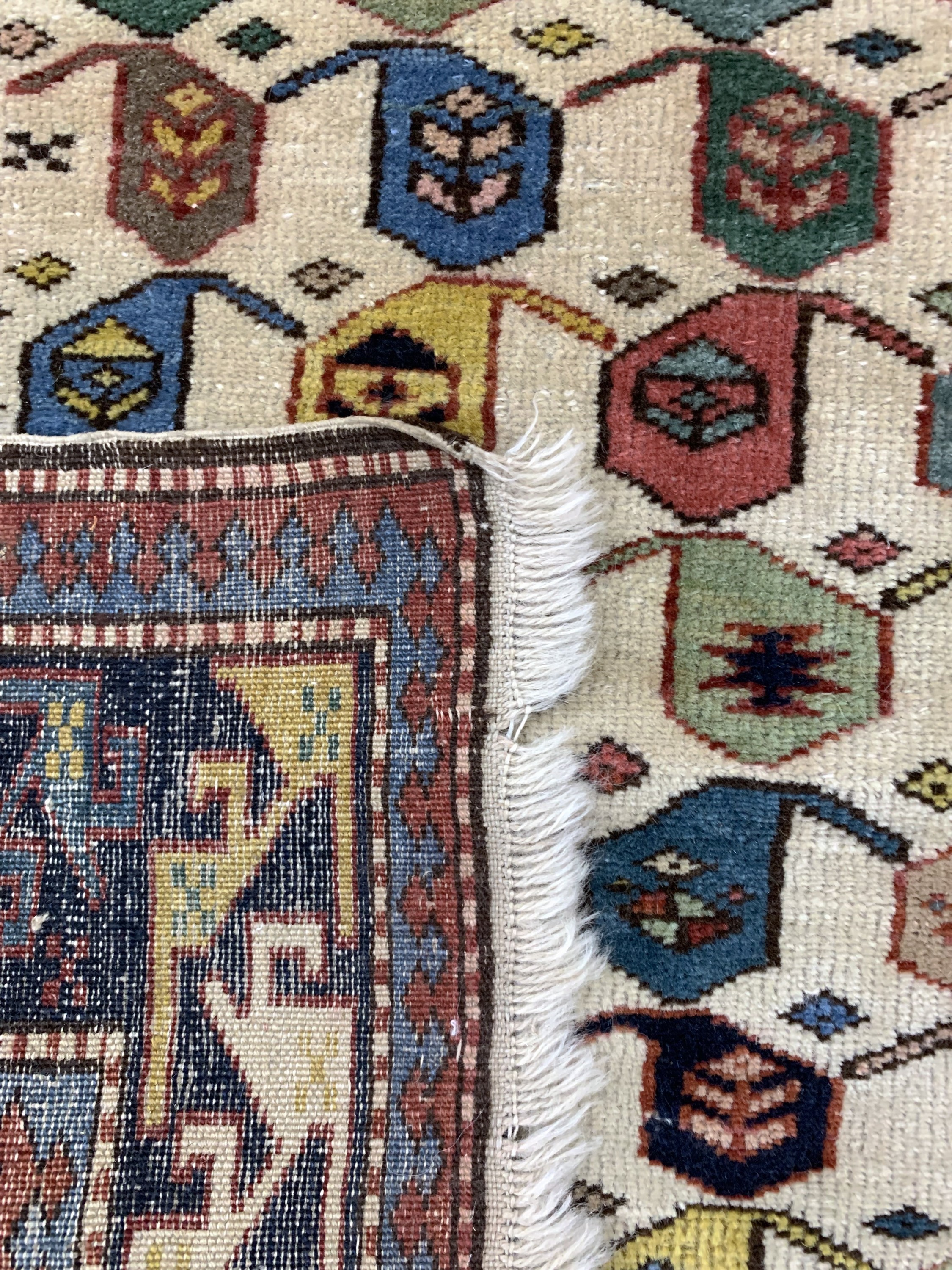 Detail e: Schirwan"Gebetsteppich", Kaukasus, um 1900,Wolle auf Wolle, ca. 150 x 105 cm, EHZ: 3-4