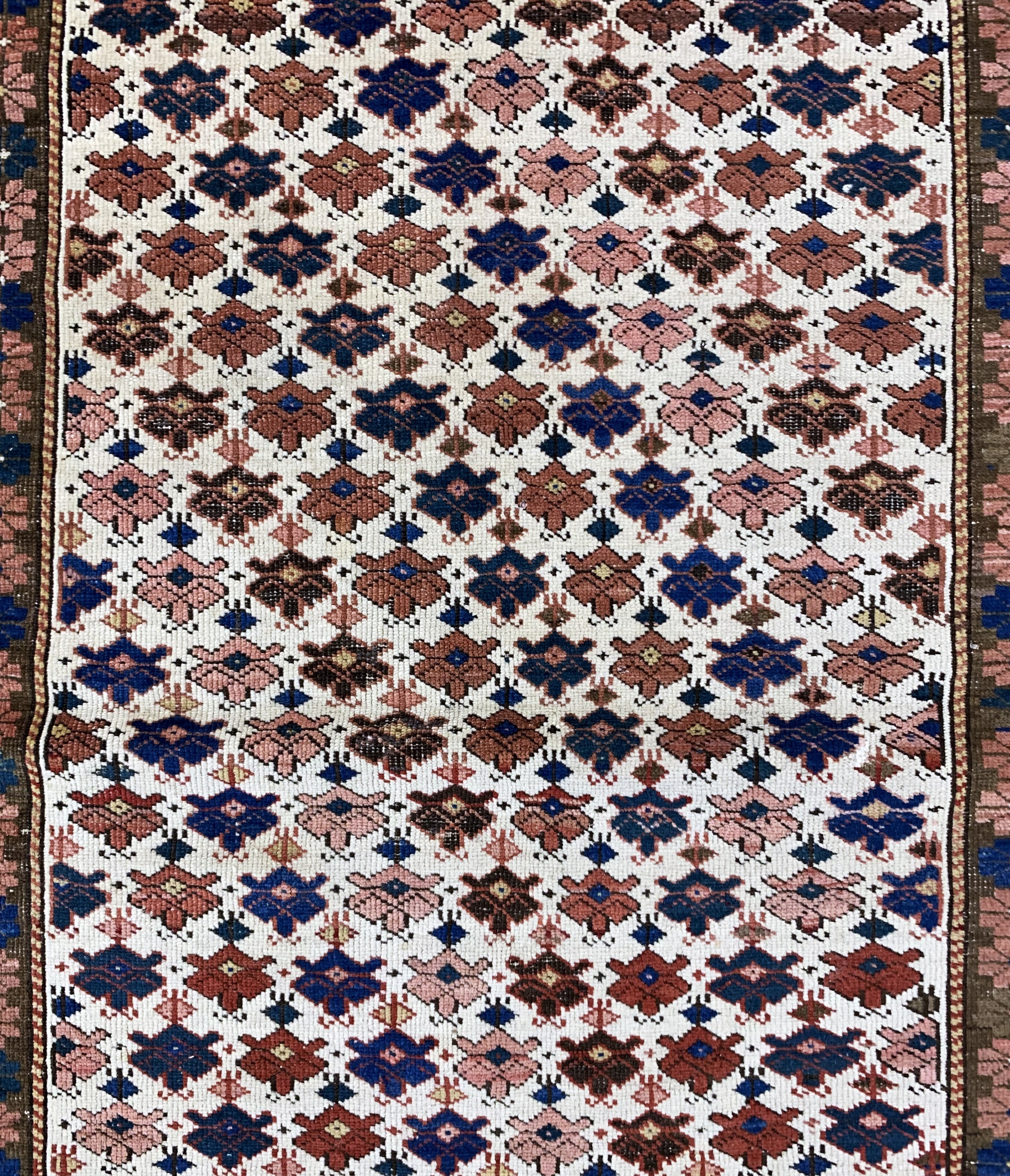 Detail b: Schirwan antik, Kaukasus, um 1900, Wolle auf Wolle, ca. 145 x 110 cm, EHZ: 2-3, (restauriert).