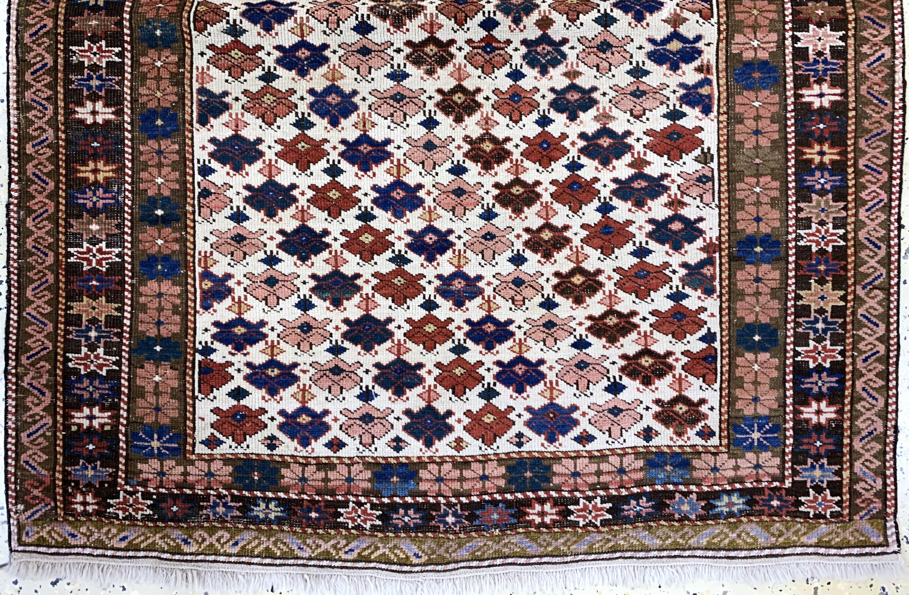 Detail c: Schirwan antik, Kaukasus, um 1900, Wolle auf Wolle, ca. 145 x 110 cm, EHZ: 2-3, (restauriert).