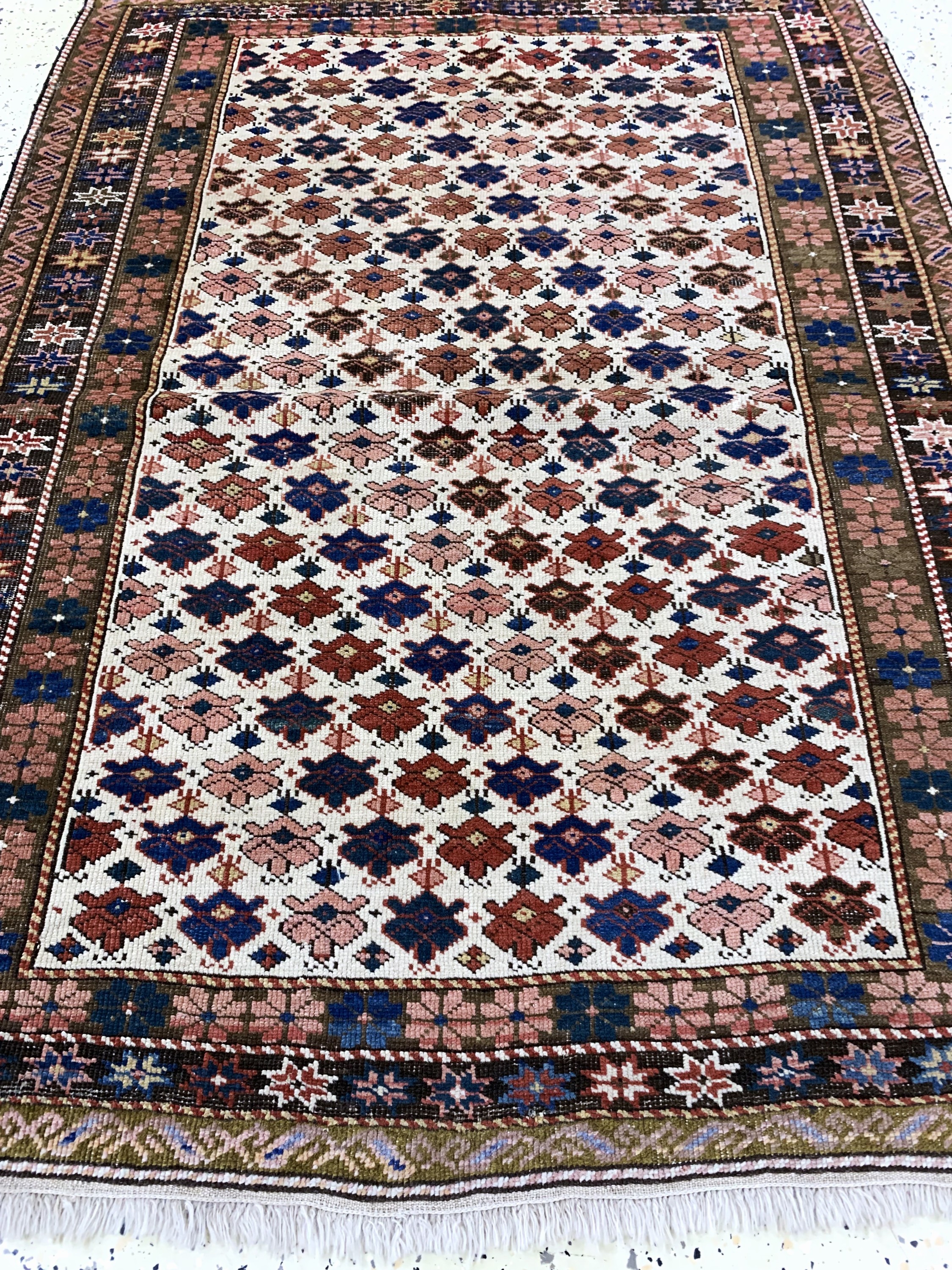 Detail d: Schirwan antik, Kaukasus, um 1900, Wolle auf Wolle, ca. 145 x 110 cm, EHZ: 2-3, (restauriert).