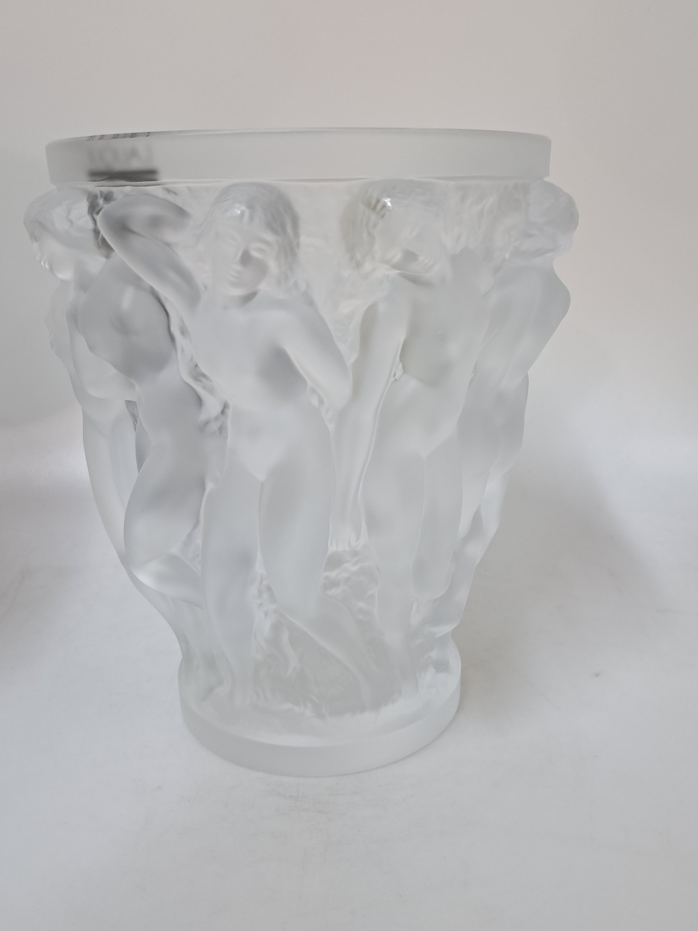 Detail a: Große Vase, Lalique France, 2. Hälfte 20. Jh., Bacchantes, Kristallglas, umlaufende Frauenakte, signiert, Etikett, H. 24.5 cm B. 18.5 cm, am Boden ...