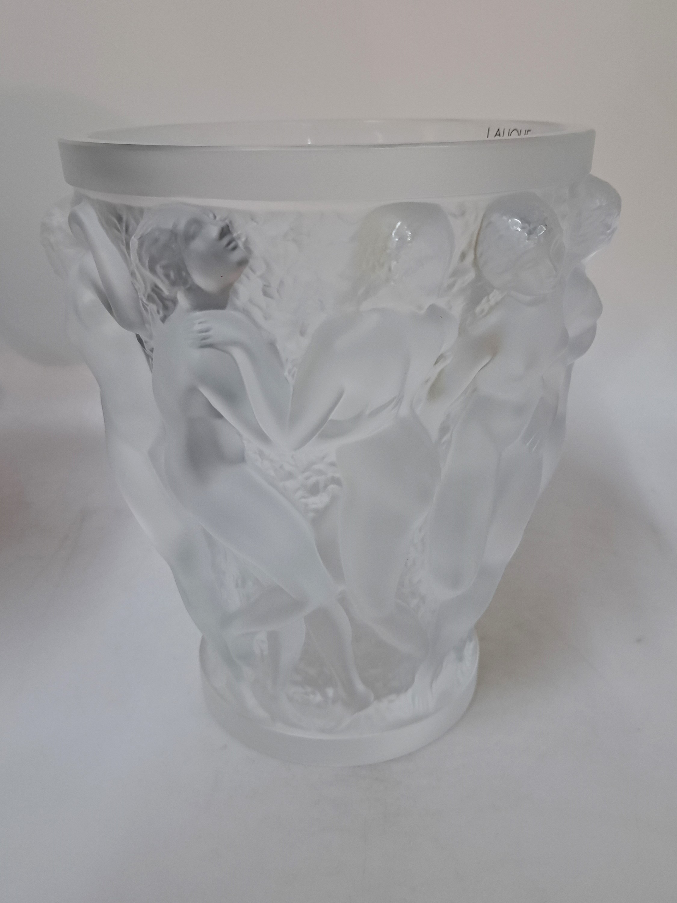 Detail b: Große Vase, Lalique France, 2. Hälfte 20. Jh., Bacchantes, Kristallglas, umlaufende Frauenakte, signiert, Etikett, H. 24.5 cm B. 18.5 cm, am Boden ...