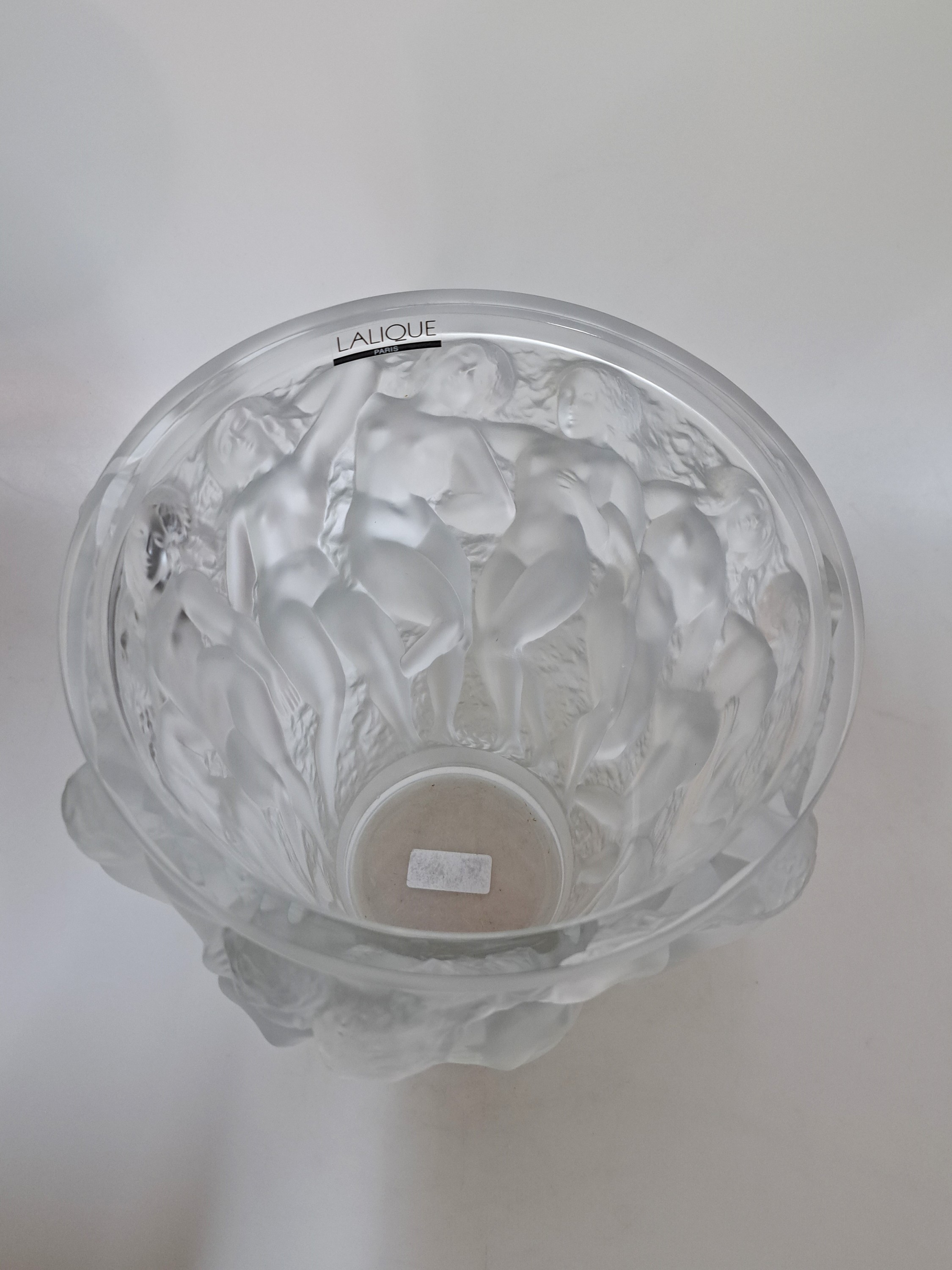 Detail c: Große Vase, Lalique France, 2. Hälfte 20. Jh., Bacchantes, Kristallglas, umlaufende Frauenakte, signiert, Etikett, H. 24.5 cm B. 18.5 cm, am Boden ...