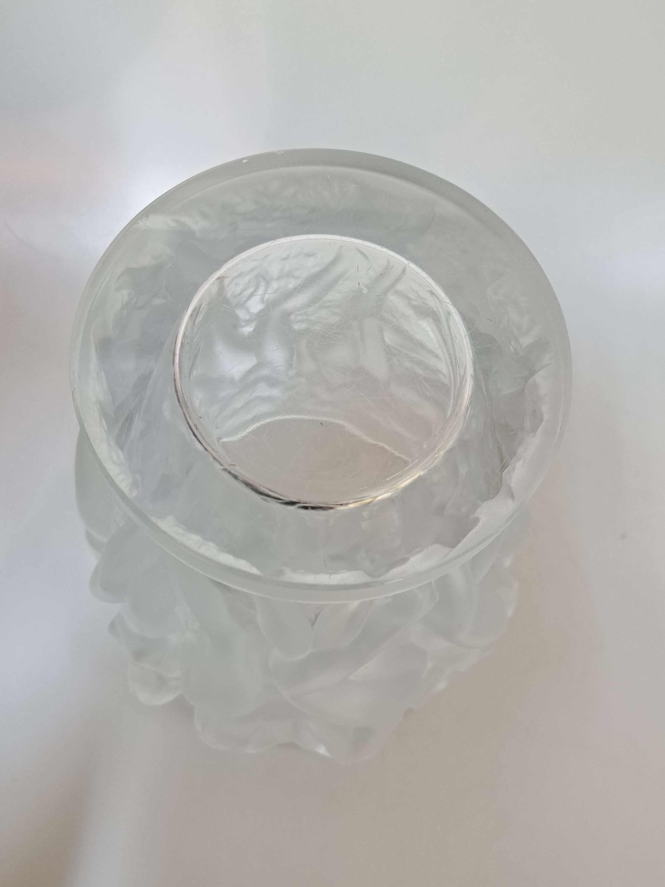 Detail d: Große Vase, Lalique France, 2. Hälfte 20. Jh., Bacchantes, Kristallglas, umlaufende Frauenakte, signiert, Etikett, H. 24.5 cm B. 18.5 cm, am Boden ...