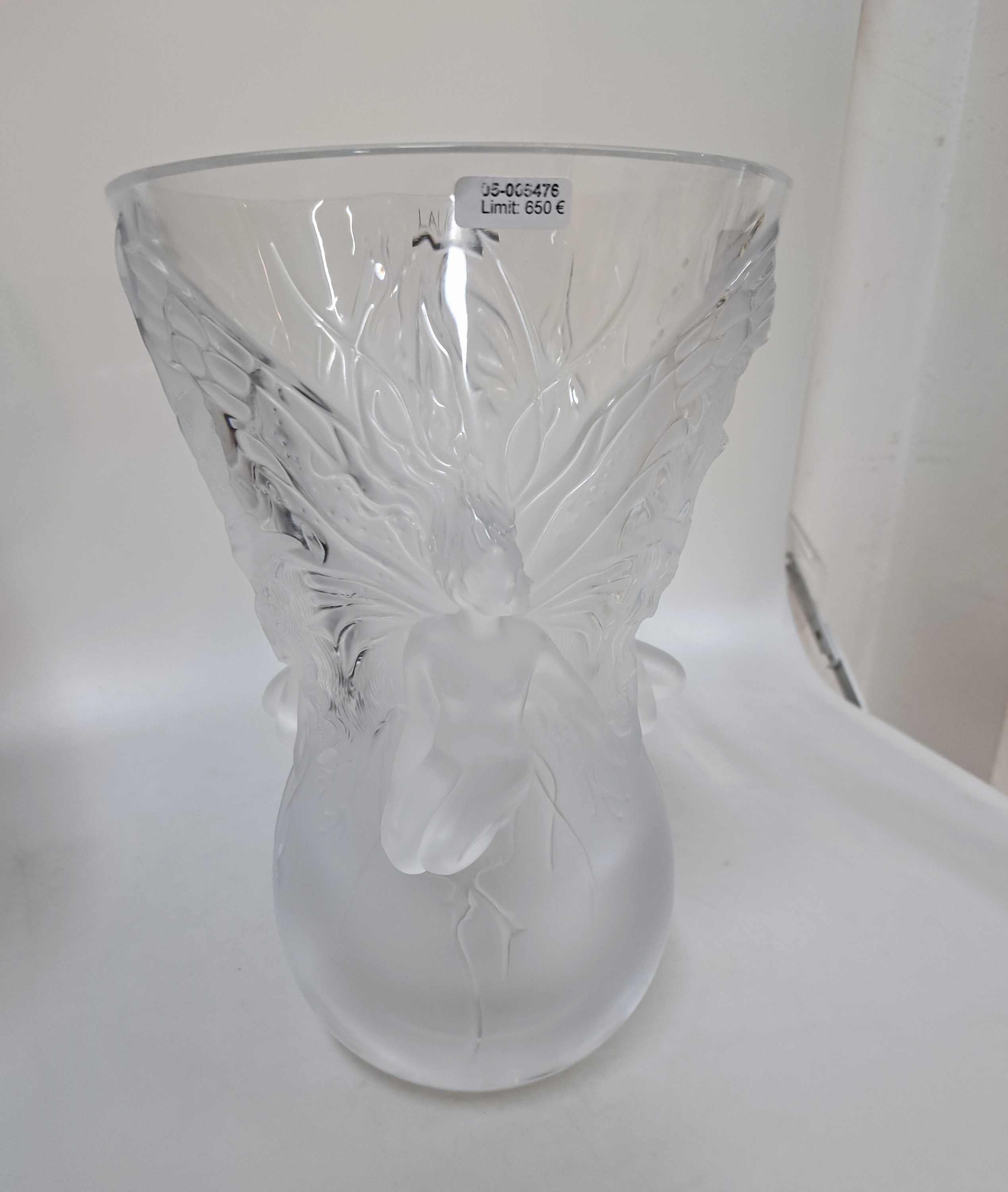 Detail a: Große Fairy-Vase, Lalique, 2. Hälfte 20. Jh., Kristallglas, z.T. mattiert, signiert und mit Etikett, am Boden Gebr.-spuren mit min. Best. am ...