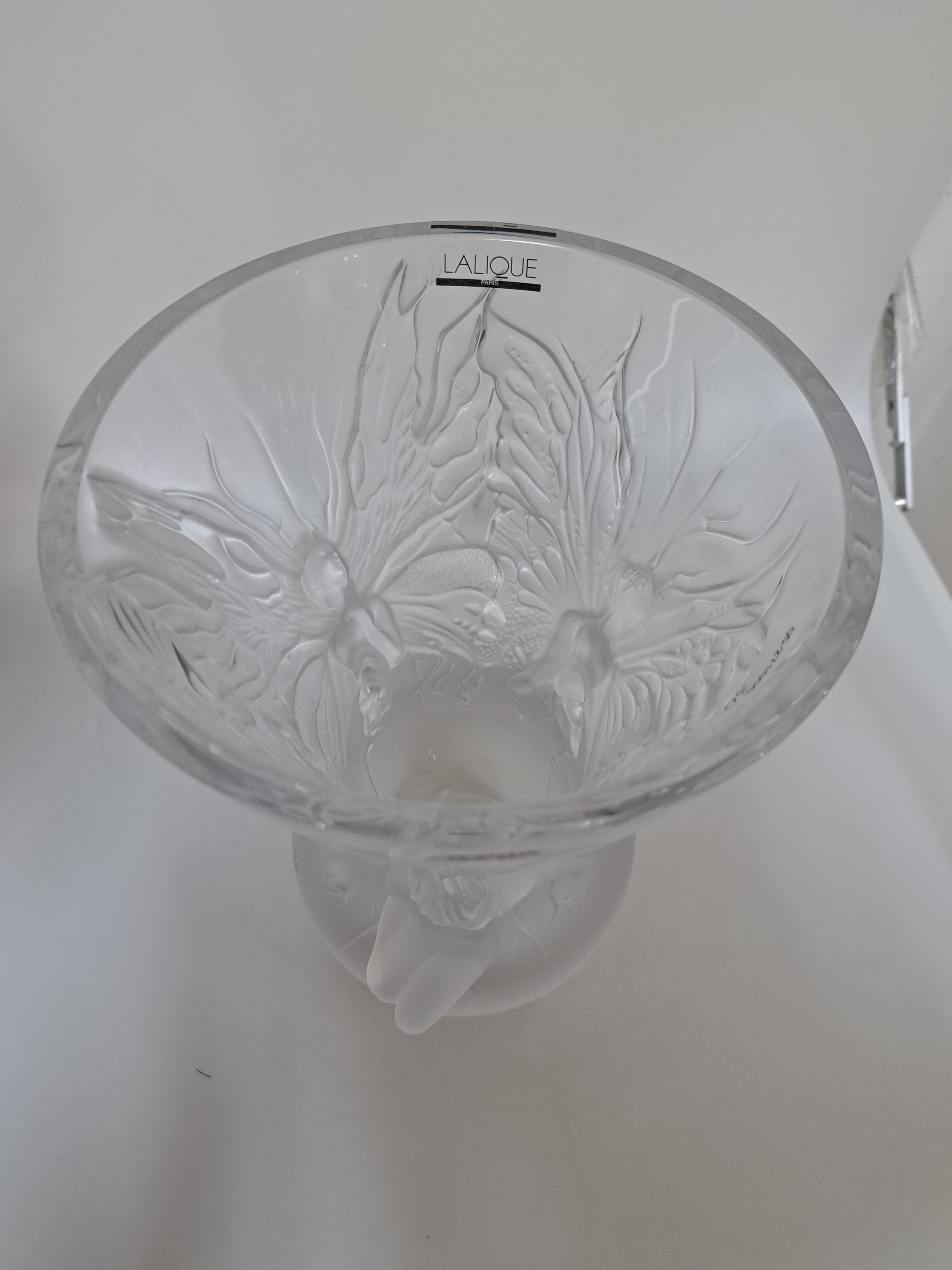 Detail b: Große Fairy-Vase, Lalique, 2. Hälfte 20. Jh., Kristallglas, z.T. mattiert, signiert und mit Etikett, am Boden Gebr.-spuren mit min. Best. am ...