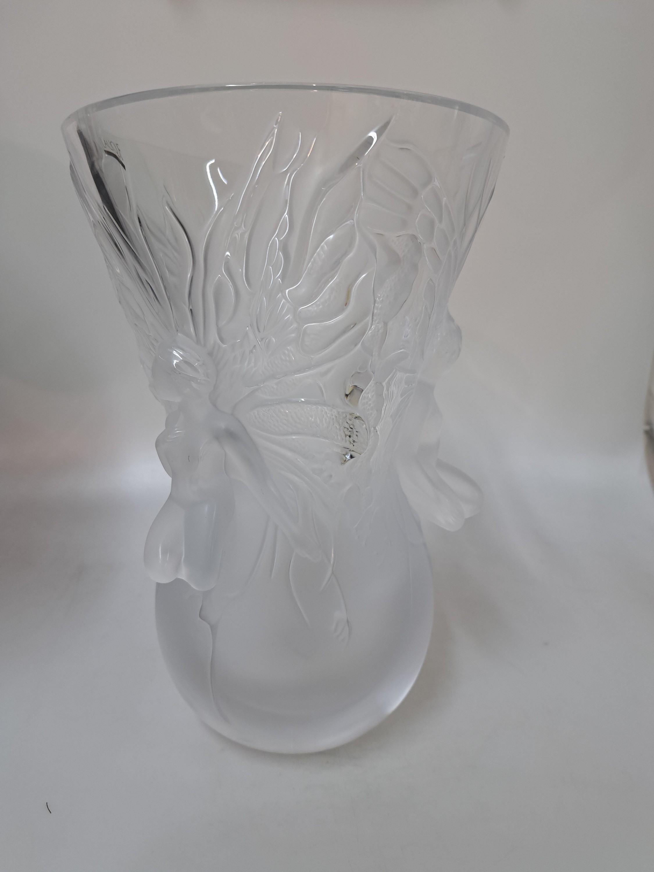 Detail c: Große Fairy-Vase, Lalique, 2. Hälfte 20. Jh., Kristallglas, z.T. mattiert, signiert und mit Etikett, am Boden Gebr.-spuren mit min. Best. am ...