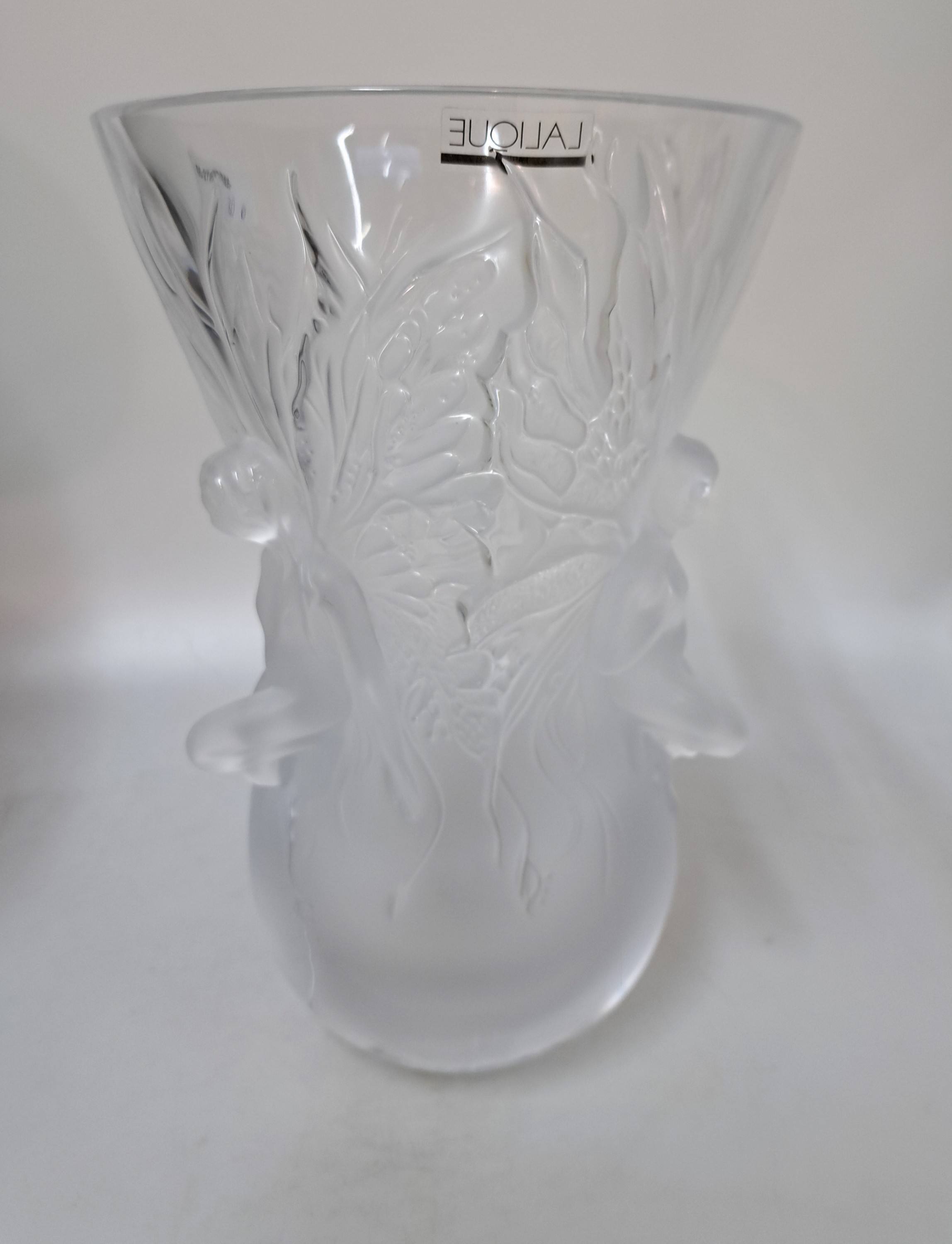 Detail d: Große Fairy-Vase, Lalique, 2. Hälfte 20. Jh., Kristallglas, z.T. mattiert, signiert und mit Etikett, am Boden Gebr.-spuren mit min. Best. am ...