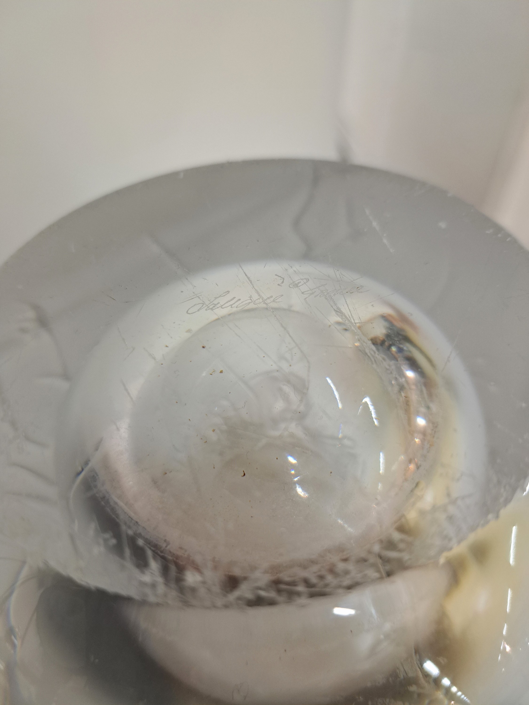 Detail e: Große Fairy-Vase, Lalique, 2. Hälfte 20. Jh., Kristallglas, z.T. mattiert, signiert und mit Etikett, am Boden Gebr.-spuren mit min. Best. am ...